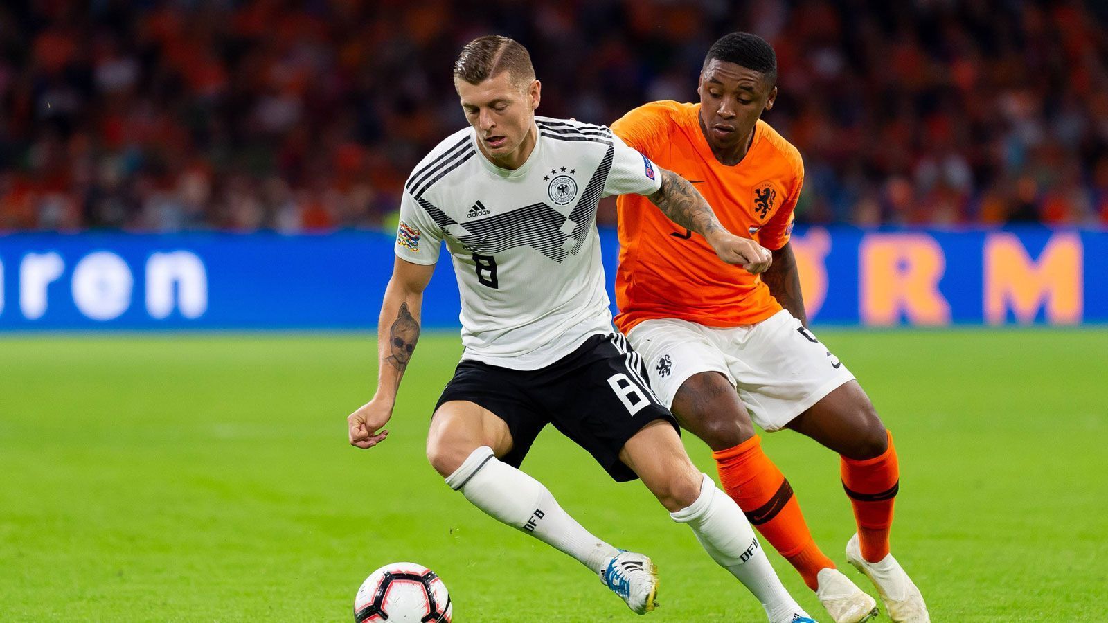 
                <strong>Toni Kroos</strong><br>
                Unauffällig und ideenlos. Seine Standards heute harmlos. In der 18. Minute mit einer starken Szene, als er von der Strafraumgrenze Müller im Strafraum bedient, der aber an Keeper Cilessen scheitert. Nach der Pause ohne Verbesserung. Auch sein Freistoß in der 74. Minute zu schwach. ran-Note: 4
              