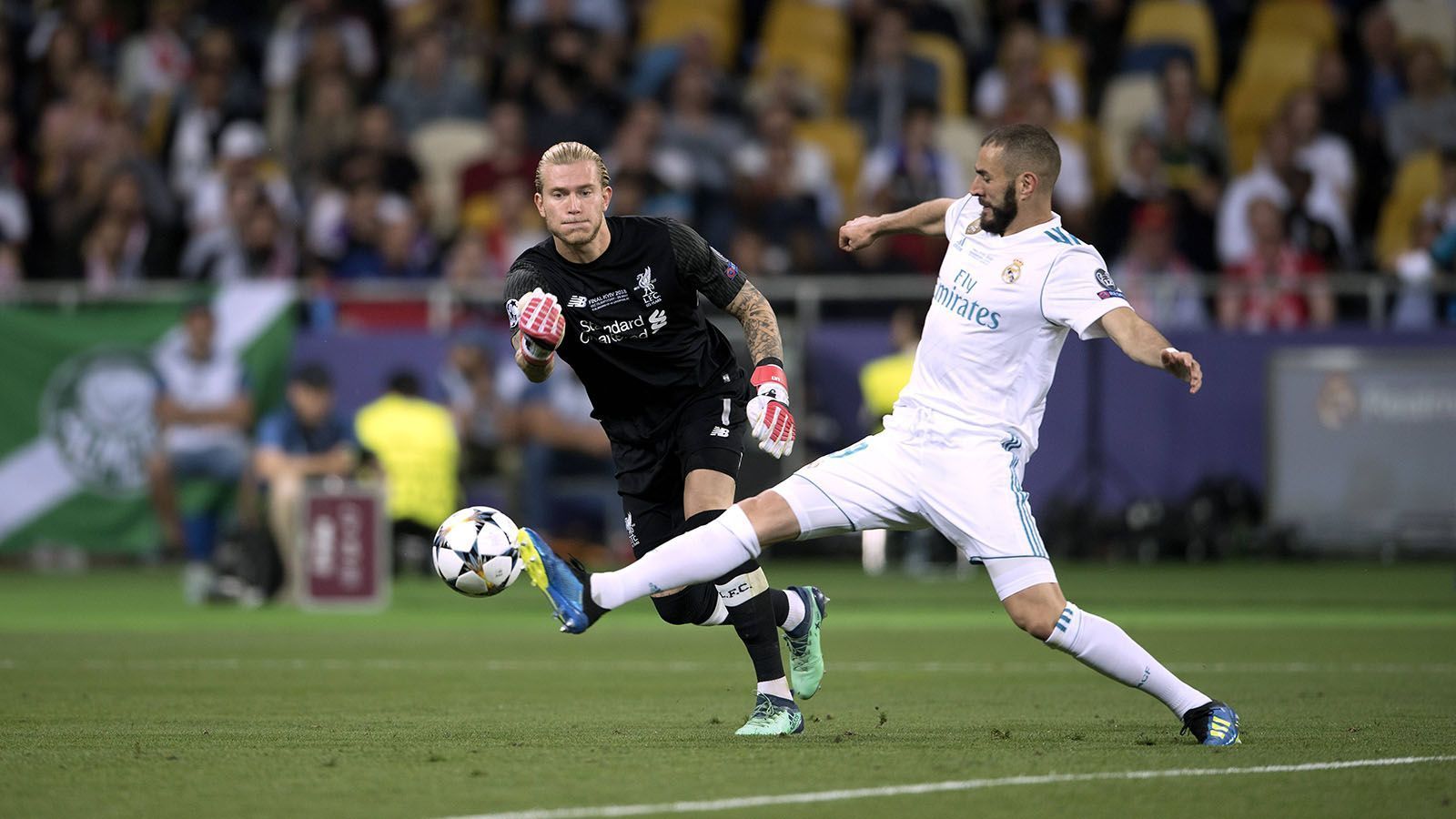 
                <strong>Loris Karius (FC Liverpool) </strong><br>
                26. Mai 2018 : CL-Finale FC Liverpool – Real Madrid (1:3)Rabenschwarzer Tag für Liverpool-Keeper Loris Karius im vielleicht wichtigsten Spiel seiner Karriere. In der 51. Minute wollte Karius den Ball abwerfen, übersah dabei Real-Angreifer Karim Benzema, dem er den Ball direkt vor die Füße legte. Der Franzose hatte keine Probleme, den Ball locker zur Führung für Real einzuschieben. Aber es sollte noch schlimmer kommen….
              