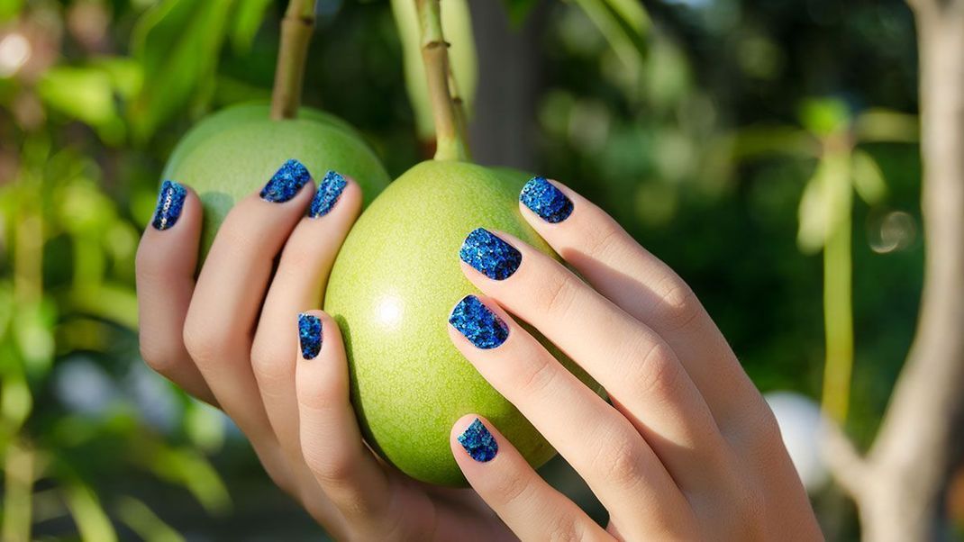 Glitzer ist in! Cuticle Nails und die Variationen – wir zeigen euch die schönsten Looks und Nail Designs für den Sommer und haben die besten Tipps zum einfachen Lackieren und Nachmachen. 