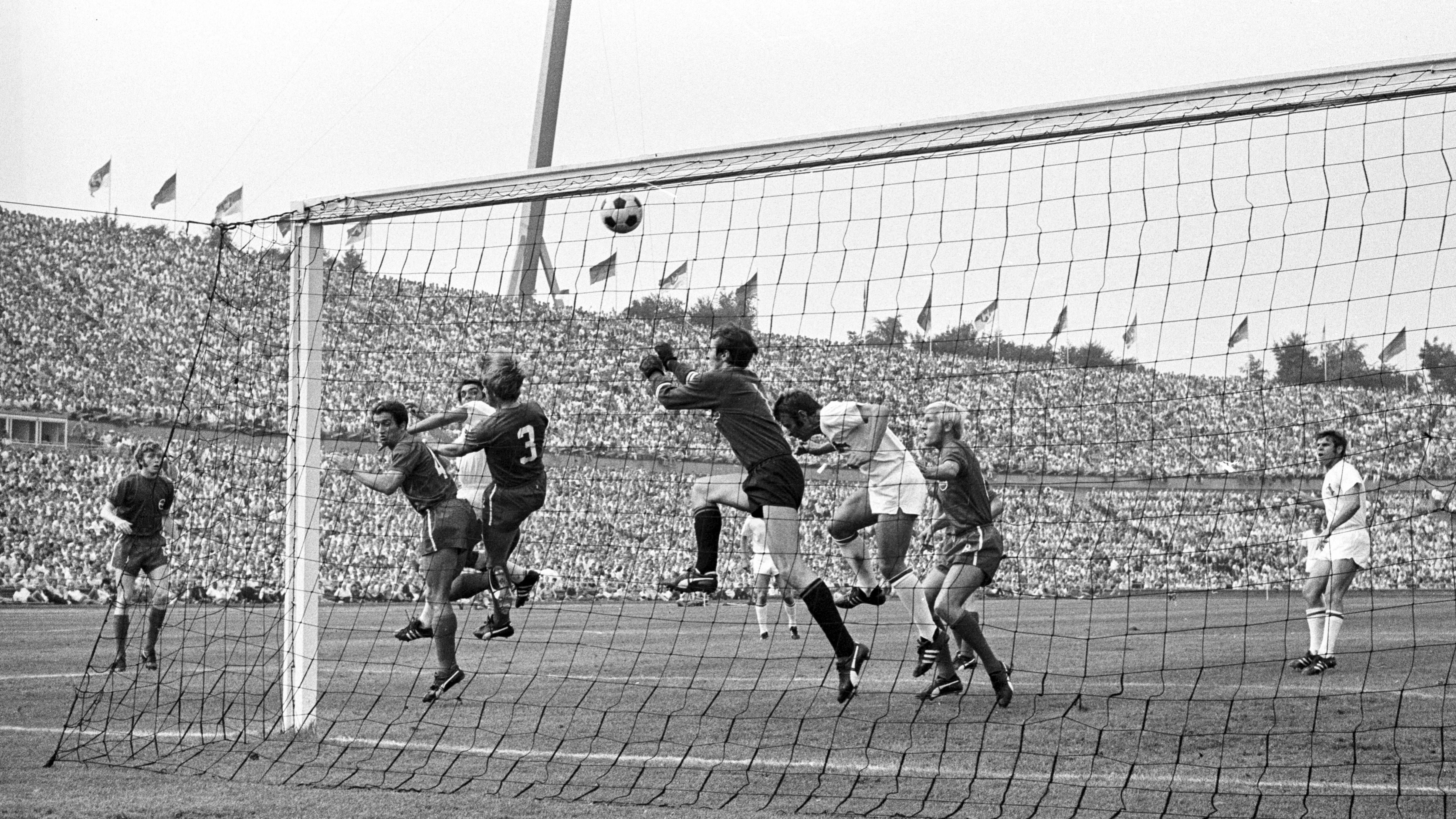 <strong>1970: Kickers Offenbach (Regionalliga Südwest)</strong><br> Wegen der WM wurde der Wettbewerb ab dem Achtelfinale erst ausgetragen, als die neue Saison schon angelaufen war. Die Kickers waren derweil in die Bundesliga aufgestiegen, galten aber im Pokal noch als Zweitligist. Mit Erfolgen über den BVB, Frankfurt, Nürnberg und schließlich einem 2:1 im Finale gegen Köln trugen sie sich als erster unterklassiger Verein der Geschichte in die Siegerliste ein.