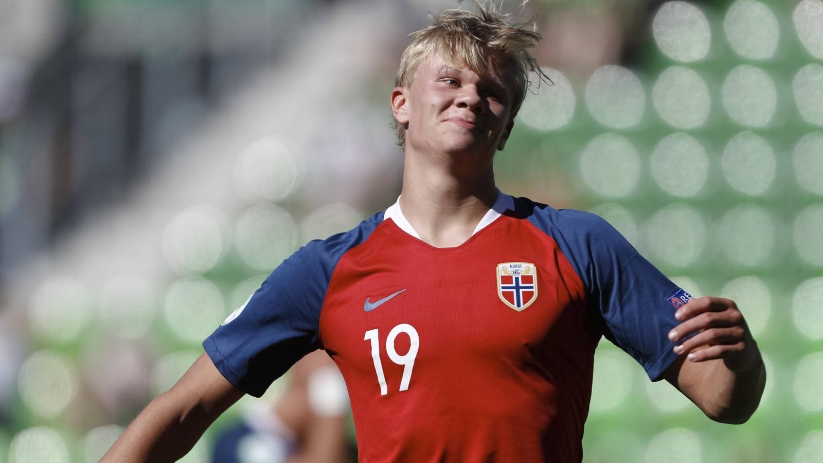 
                <strong>Erling Braut Haland (Norwegen)</strong><br>
                Erling Braut Haland spielt beim norwegischen Spitzenklub Molde FK. Der 17-Jährige erzielte 2018 in 14 Spielen acht Tore. Bekannt ist auch sein Vater: Alf-Inge Haland, ebenfalls Profi-Fußballer, unter anderem bei Manchester City, musste 2001 nach einem bösen Revanchefoul von Roy Keane mit nur 29 Jahren seine Karriere beenden.
              