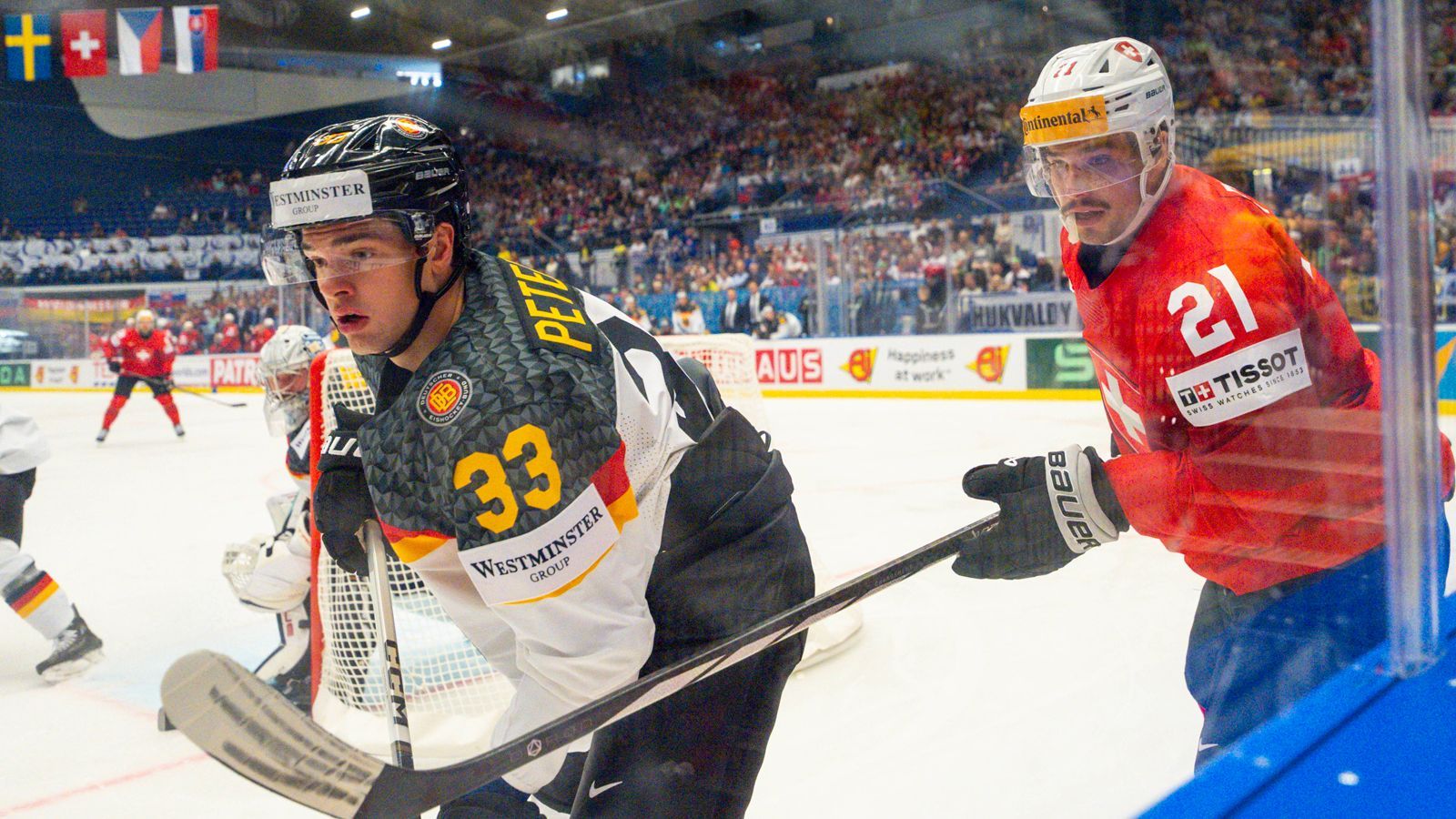 <strong>Deutschland gegen Schweiz: DEB-Team im <em>ran</em>-Check</strong><br>Da war mehr drin! Gegen starke Schweizer kämpft sich das DEB-Team nach holprigen Start immer mehr ins Spiel und hat den Favoriten am Rand einer Niederlage. Am Ende machen die berühmten Kleinigkeiten den Unterschied. Die deutsche Mannschaft im <em><strong>ran</strong></em>-Check.