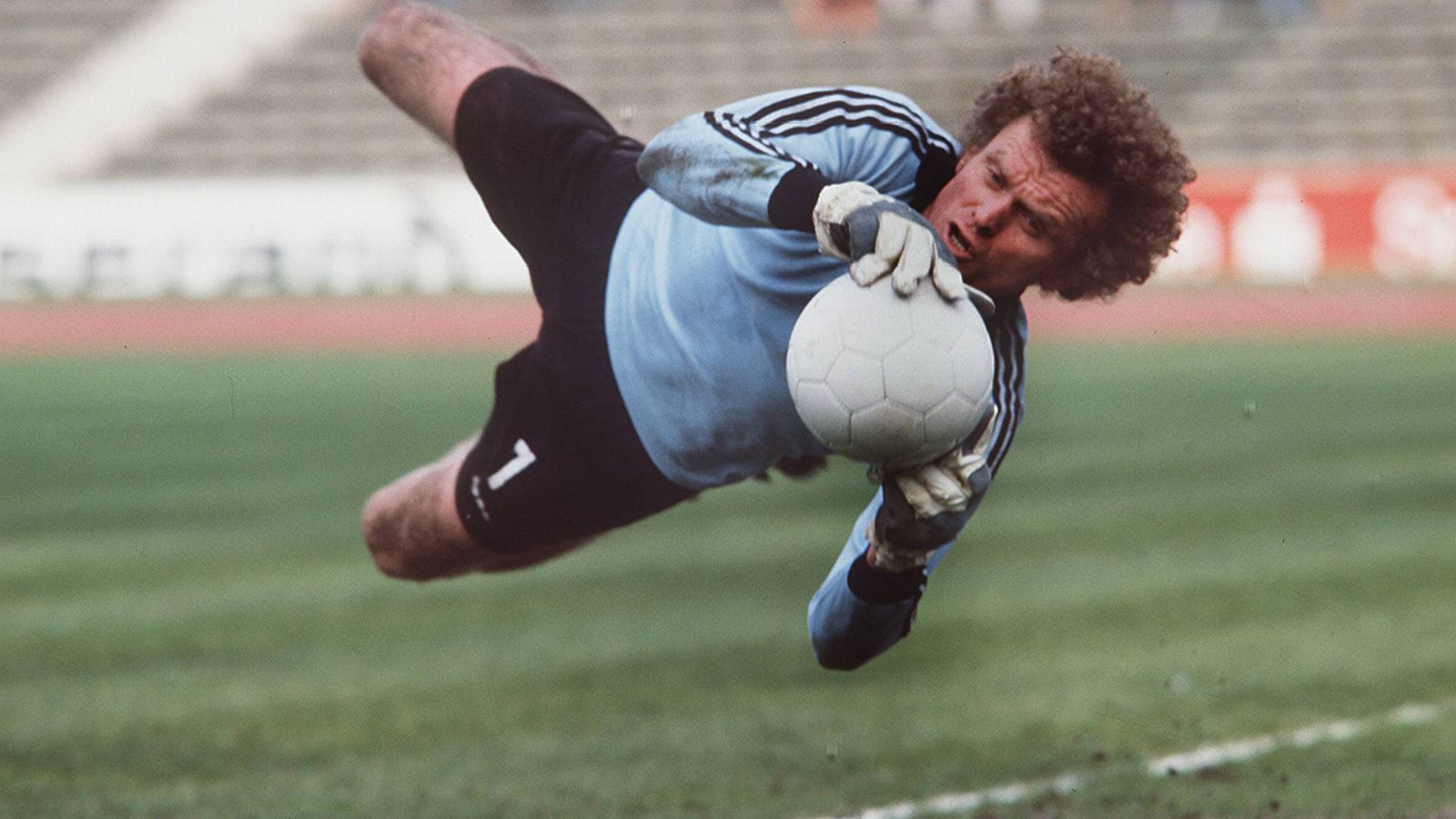 
                <strong>Sepp Maier</strong><br>
                Mit 95 Länderspielen ist Sepp Maier Rekord-Nationaltorhüter Deutschlands. 1974 wurde er Weltmeister, 1972 Europameister. Außerdem gewann er mit dem FC Bayern unter anderem dreimal den Europapokal der Landesmeister.
              