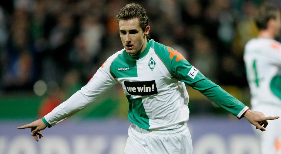 
                <strong>2004 - Miroslav Klose zu Werder Bremen (5 Mio.)</strong><br>
                Fünf Millionen Euro zahlte Bremen an Kaiserslautern im Juli 2004. Als Klose 2007 zum FC Bayern wechselte, überwies der Rekordmeister des Dreifache. In seiner Bremer Zeit erzielte der 137-malige Nationalspieler 63 Tore in 131 Spielen und legte 46 weitere Treffer auf.
              