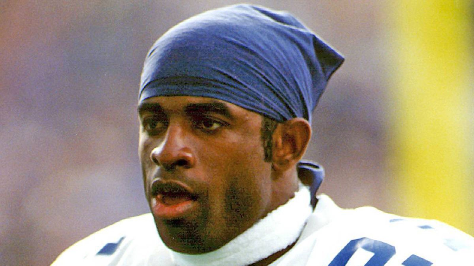 
                <strong>Deion Sanders, Karriereende 2006</strong><br>
                Kein Wunder, dass der Mann mit dem Spitznamen "Prime Time" auch nach seiner Spielerkarriere im Rampenlicht steht. Der ehemalige Cornerback gilt als einer der besten Spieler der NFL-Historie. Mit den San Francisco 49ers (XXIX) und den Dallas Cowboys (XXX) gewann der einstige Erstrundenpick von 1989 jeweils einmal den Super Bowl. Der Mann, der das Bandana-Kopftuch zu seinem Markenzeichen machte, ist heute eine der bekanntesten TV-Persönlichkeiten im amerikanischen Sportfernsehen. Hauptsächlich ist er heute als Experte beim "NFL Network" aktiv, arbeitete aber auch schon für die Network-Riesen "ESPN" und "CBS".  
              