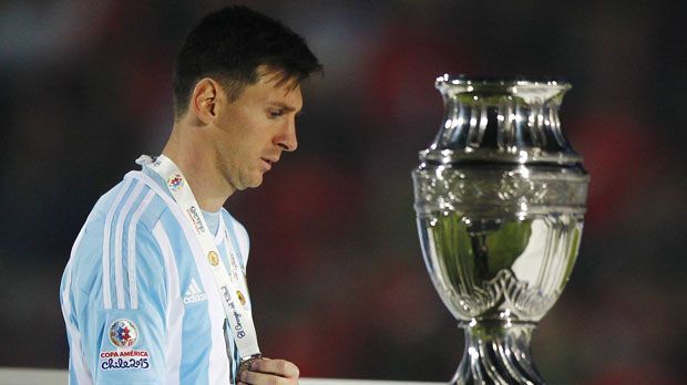 
                <strong>Lionel Messi (Argentinien)</strong><br>
                Lionel Messi (Argentinien) gilt als der aktuell beste Spieler der Welt. Mit dem FC Barcelona gewann er alles, was möglich ist. Mit der Nationalmannschaft wurde er zwar 2008 Olympiasieger. Doch solange Messi Argentinien nicht zum WM-Titel führt oder zumindest die Copa America gewinnt, wird er in seiner Heimat auch weiterhin im Schatten des übermächtigen Diego Maradona stehen. 
              