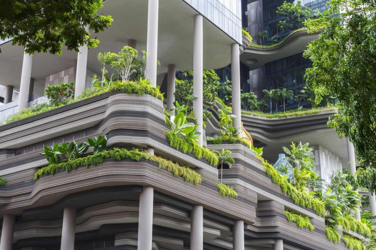 In Singapur entstehen immer mehr "Sky Gardens" als Teil moderner Architektur - wie hier der Hotelkomplex "PARKROYAL on Pickering". Ab 150 Euro die Nacht kannst du im Grünen über den Dächern der Stadt übernachten.