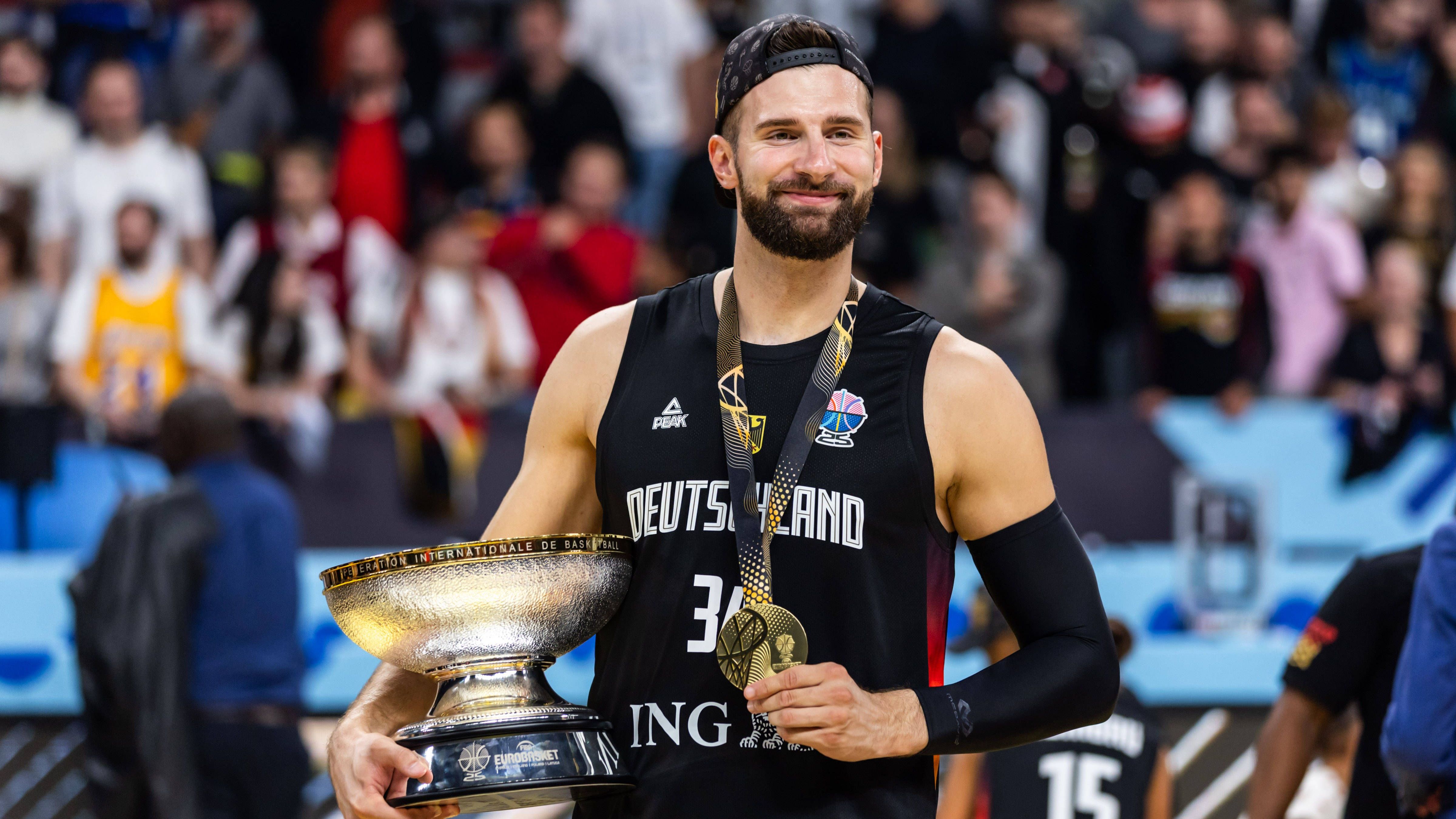<strong>Leon Kratzer (FC Bayern München)</strong><br>Neben seiner Profikarriere wurde Kratzer 2024 Teilhaber am Betreiber der Mannschaft BBC Bayreuth, seinem Jugendverein, die in der 2. Bundesliga spielen.&nbsp;Der gebürtige Bayreuther Kratzer, Sohn des früheren Basketball-Bundesliga-Profis Marc Suhr, bleibt seiner Heimat eng verbunden. Seine ersten Basketball-Schritte machte er beim BBC, wo er 2010/11 als damals jüngster Spieler im JBBL-Kader stand.