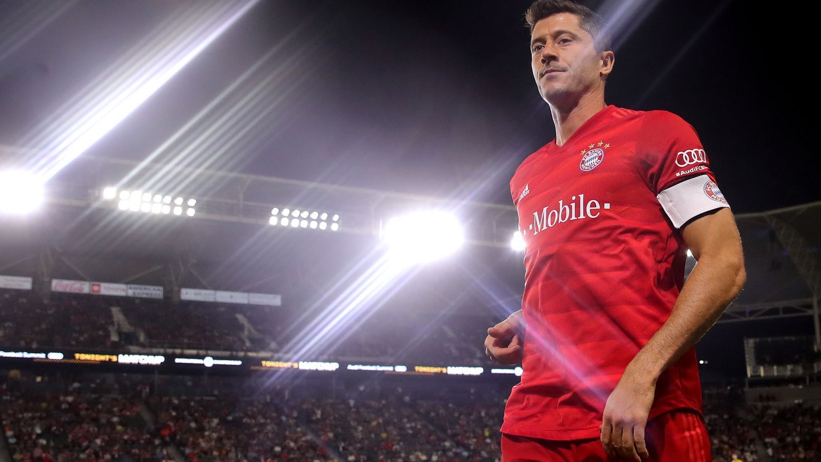 
                <strong>Robert Lewandowski</strong><br>
                Wird es doch noch Liebe? Lange galt Robert Lewandowski bei den Bayern als Eigenbrötler. In den vergangenen Jahren verging kein Sommer ohne Wechselgerüchte um einen angeblich miesepetrigen Lewy. Nicht so 2019. "Bei ihm hat man den Eindruck, er hat den FC Bayern kennen, schätzen und lieben gelernt", freute sich Rummenigge. Dazu traf Lewandowski während der USA-Reise doppelt und gab direkt eine Kampfansage an die Bundesliga-Konkurrenz ab: "Jeder erwartet jetzt, dass endlich mal wieder eine andere Mannschaft Deutscher Meister wird. Aber: Wir sind Bayern München, wir sind der amtierende Meister und wir wollen auf Platz eins bleiben." Sein Team werde "noch härter arbeiten und noch mehr Gas geben".
              