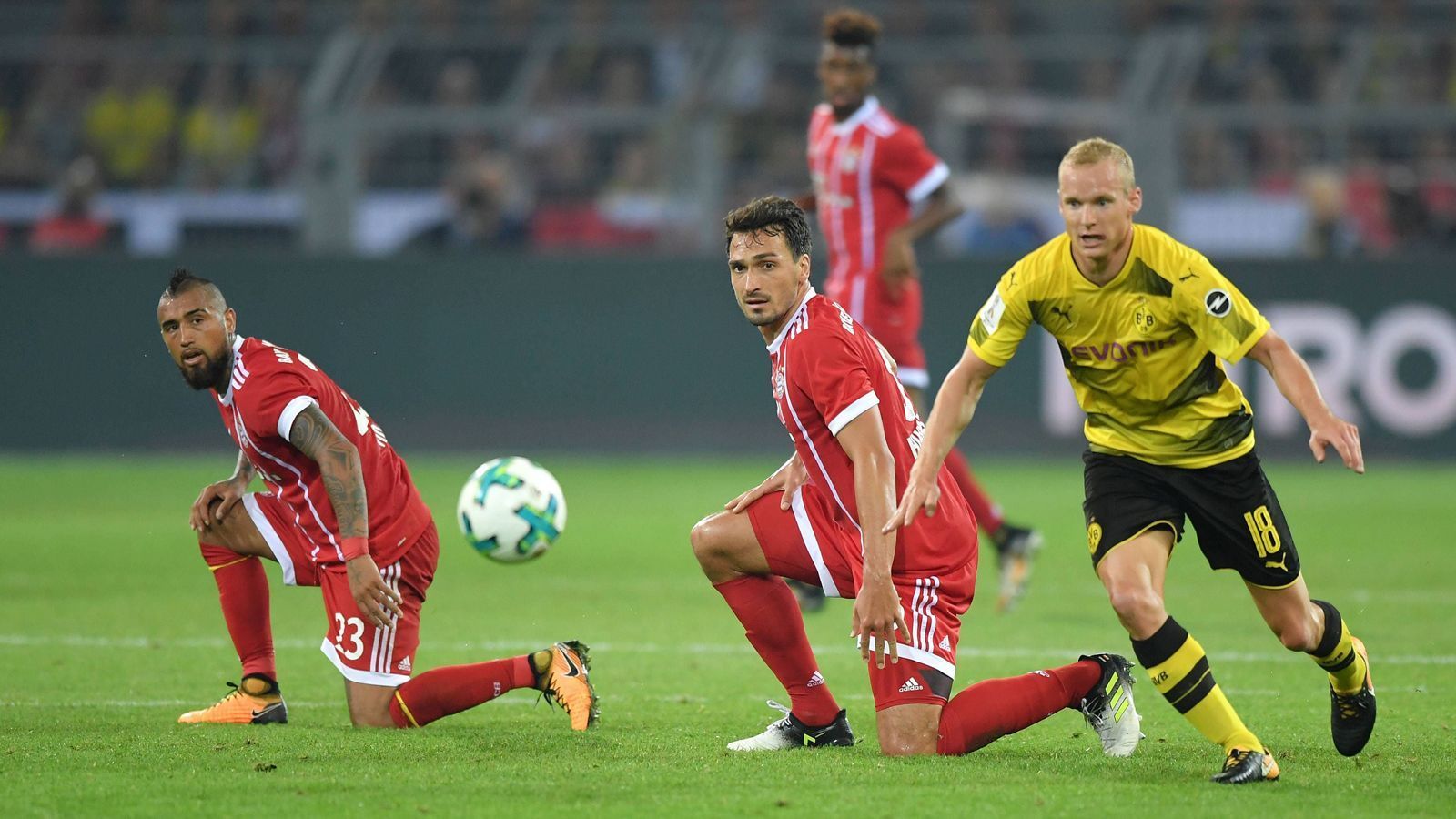 
                <strong>Sebastian Rode, Deutscher Meister</strong><br>
                Bundesliga-Spiele/-Tore: 14/1 für Dortmund, 38/3 für die Bayern. In Frankfurt wird Sebastian Rode (im Bild re.) gestandener Bundesliga-Profi. Dann zieht es ihn 2014 für zwei Jahre zum Rekordmeister, mit denen er drei Titel (zwei Meisterschaften, ein Pokal) holt. Weil er sich in München dennoch nicht richtig durchsetzen kann, wechselt er 2016 nach Dortmund, wo es aber auch nicht viel besser lief. Im Sommer 2019 wechselte Rode zurück zu Eintracht Frankfurt.
              