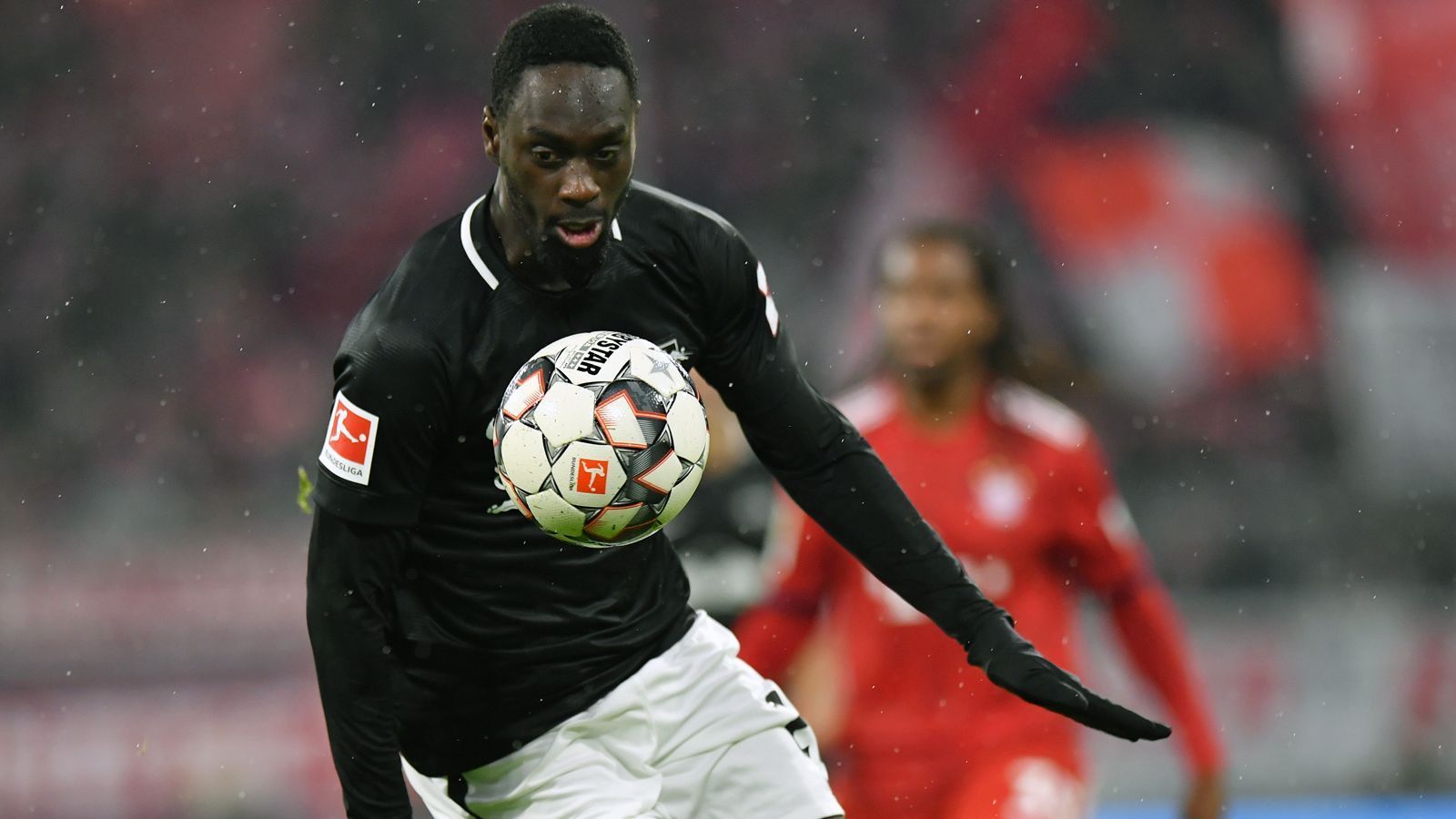 
                <strong>Jean-Kevin Augustin (heute RB Leipzig)</strong><br>
                Das zweite Ex-PSG-Talent im Aufgebot der Leipziger ist Jean-Kevin Augustin. Der Stürmer wechselte im Sommer 2017 für kolportierte 16 Millionen Euro Ablöse vom Ligue-1-Giganten nach Sachsen. Damals hatte er zuvor für die PSG-Profis 31 Mal spielen dürfen, war aber angesichts von Konkurrenten wie Edinson Cavani zumeist nur als Joker bzw. Backup gefragt. Danach versuchte sich Augustin zwei Saisons lang in Leipzig (67 Spiele, 20 Tore), verpasste aber auch beim Bundesligisten den großen Durchbruch. Daher war er zuletzt an den englischen Zweitligisten Leeds United ausgeliehen und ist nun wieder zurück - möglicherweise aber nur vorläufig. Denn Leeds hatte eigentlich eine Kaufpflicht bei Augustin - wie dieser Transferstreit der Klubs ausgeht, ist völlig offen. Beim englischen Premier-League-Aufsteiger kam der Franzose nur zu drei Einsätzen über insgesamt 48 Minuten, daher will Leeds von einer Kaufpflicht eben nichts mehr wissen. Augustins Vertrag in Leipzig läuft noch bis 2022. 
              