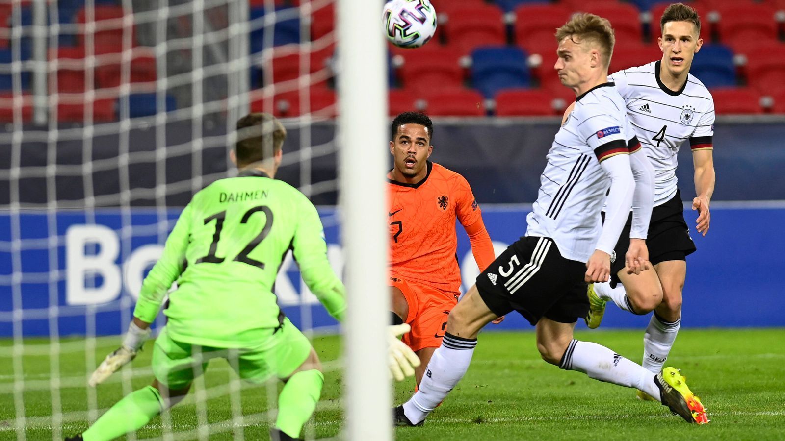 
                <strong>U21-EM: Deutschland gegen Niederlande in der Einzelkritik</strong><br>
                Die deutsche U21-Nationalmannschaft erkämpft sich im zweiten Gruppenspiel gegen die Niederlande ein 1:1. Lukas Nmecha erzielt den Ausgleich für Deutschland. ran.de bewertet die Leistungen der U-Nationalspieler.
              