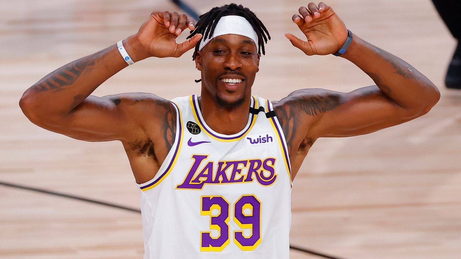 
                <strong>Dwight Howard (35 Jahre)</strong><br>
                Und noch ein Draft-Pick aus dem Jahr 2004, der in der Free Agency bei den Lakers unterschrieben hat. Noch dazu der First Overall Pick des Jahrgangs: Dwight Howard ist zurück im Staples Center! Schon wieder! Es ist bereits das dritte Mal nach 2012 und 2019, dass Howard bei den Lakers unterkommt. Sein zweites Intermezzo hat sich für ihn gelohnt: Im Oktober 2020 gewann Howard mit den Lakers erstmals in seiner langen Karriere den NBA-Titel.
              