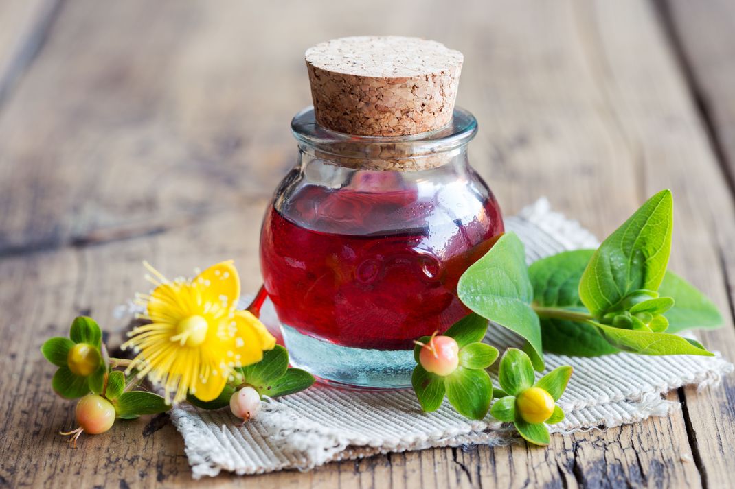 Wegen seiner rötlichen Farbe wird Johanniskrautöl auch Rotöl genannt.