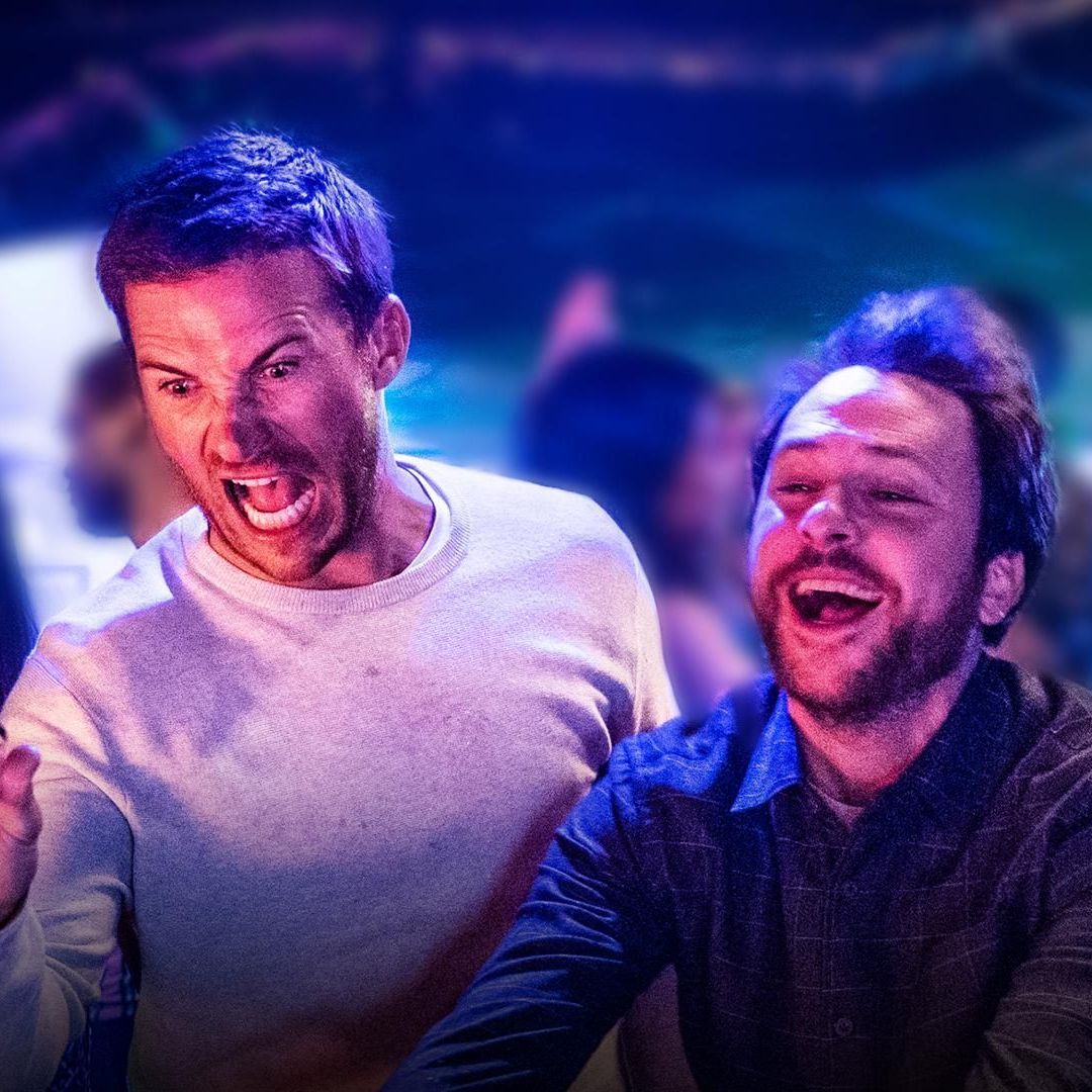 In "I Want You Back" spielen Noah (Scott Eastwood, l.) und Peter (Charlie Day, r.) mit.