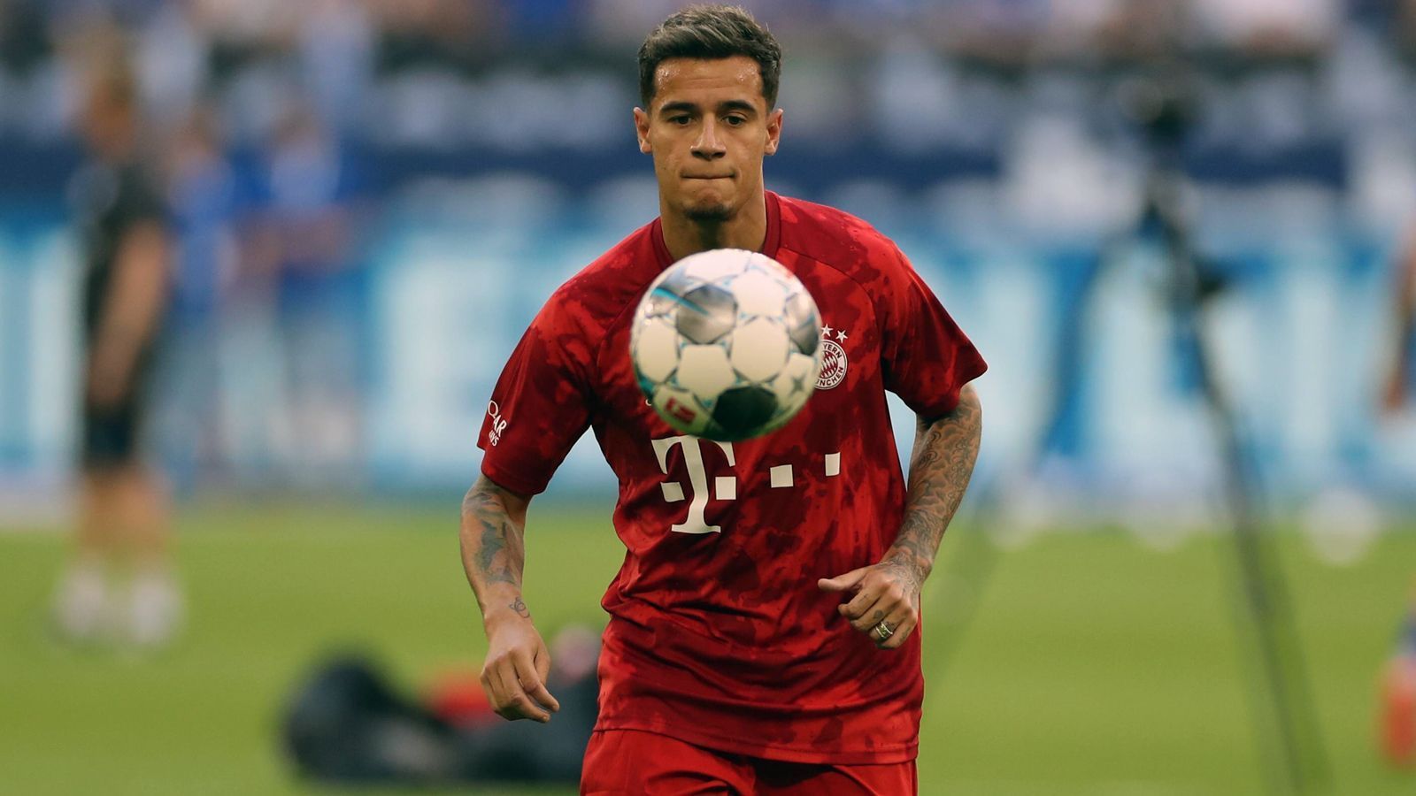 
                <strong>Coutinho gleich im Kader</strong><br>
                Am 2. Spieltag der Bundesliga-Saison 2019/20 steht der brasilianische Offensivkünstler sofort im Kader von Coach Niko Kovac, von Beginn an darf der Leihspieler des FC Barcelona aber in Gelsenkirchen dann doch noch nicht ran.
              