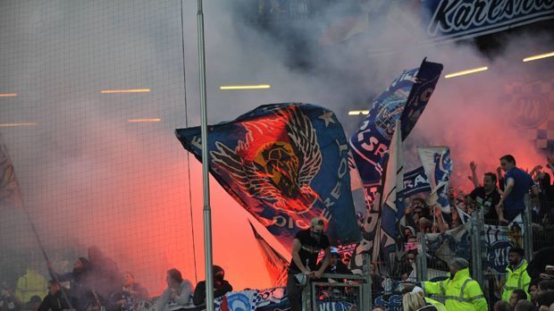 
                <strong>Platz 6: Karlsruher SC</strong><br>
                Platz 6: Holt sich der Karlsruher SC - damit besteht die Hälfte der Top 10 aus Zweitligisten. Unter anderem nach der Partie gegen RB Leipzig wurde der Verein für das Verhalten der Fans bestraft. Damals musste der KSC 25.000 Euro für diskriminierende Banner bezahlen. Insgesamt beläuft sich die Geldstrafe der vergangenen Saison auf 65.000 Euro.
              