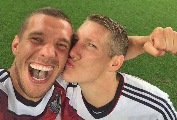 
                <strong>Lukas Podolski</strong><br>
                Lukas Podolski und Bastian Schweinsteiger zeigen sich nach dem WM-Sieg von ihrer typisch lockeren Seite.
              