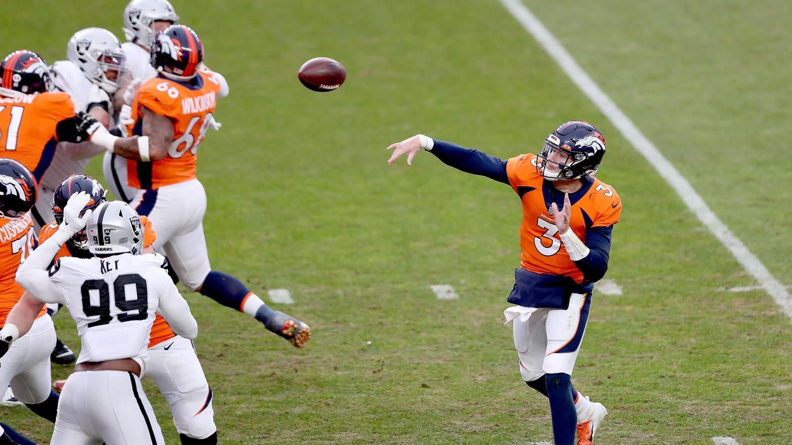 
                <strong>Denver Broncos: Offense</strong><br>
                In Denvers Offense steht und fällt nahezu alles mit der Quarterback-Position. Drew Lock konnte die hohen Erwartungen 2020 nicht erfüllen, mit dem 9. Pick erwarten viele Teams einen neuen Quarterback. Ansonsten ist die Offense sehr gut besetzt, auf Tight End oder Receiver gibt es keine Lücken. Die Offensive Line ist insgesamt solide, lediglich in der Interior Offensive Line könnte John Elway etwas tun. Der letztjährige Rookie-Center Lloyd Cushenberry erwischte mit vier zugelassenen Sacks eine rabenschwarze Saison.
              