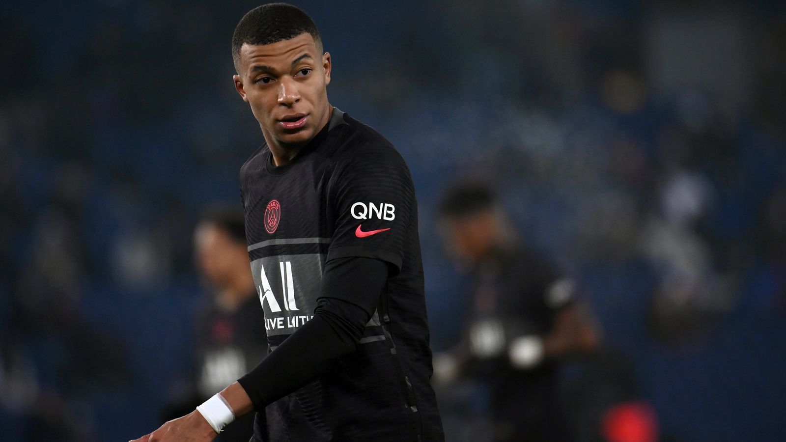 
                <strong>Kylian Mbappe (Paris St. Germain)</strong><br>
                Einen Mann, den Real Madrid natürlich auch im Visier hat, ist Weltmeister Kylian Mbappe. Der Vertrag des Stürmers von Paris St. Germain läuft im Sommer 2022 aus. Obwohl der 23-Jährige seit Anfang 2022 direkt mit den Madrilenen verhandeln darf, gab es zuletzt Medienberichte, wonach ein Wechsel möglicherweise platzen und der Stürmer stattdessen etwas überraschend doch in Paris verlängern könnte. "ESPN" berichtet hingegen, dass Mbappes Wechsel zu Real Madrid mehr oder weniger durch sei.
              