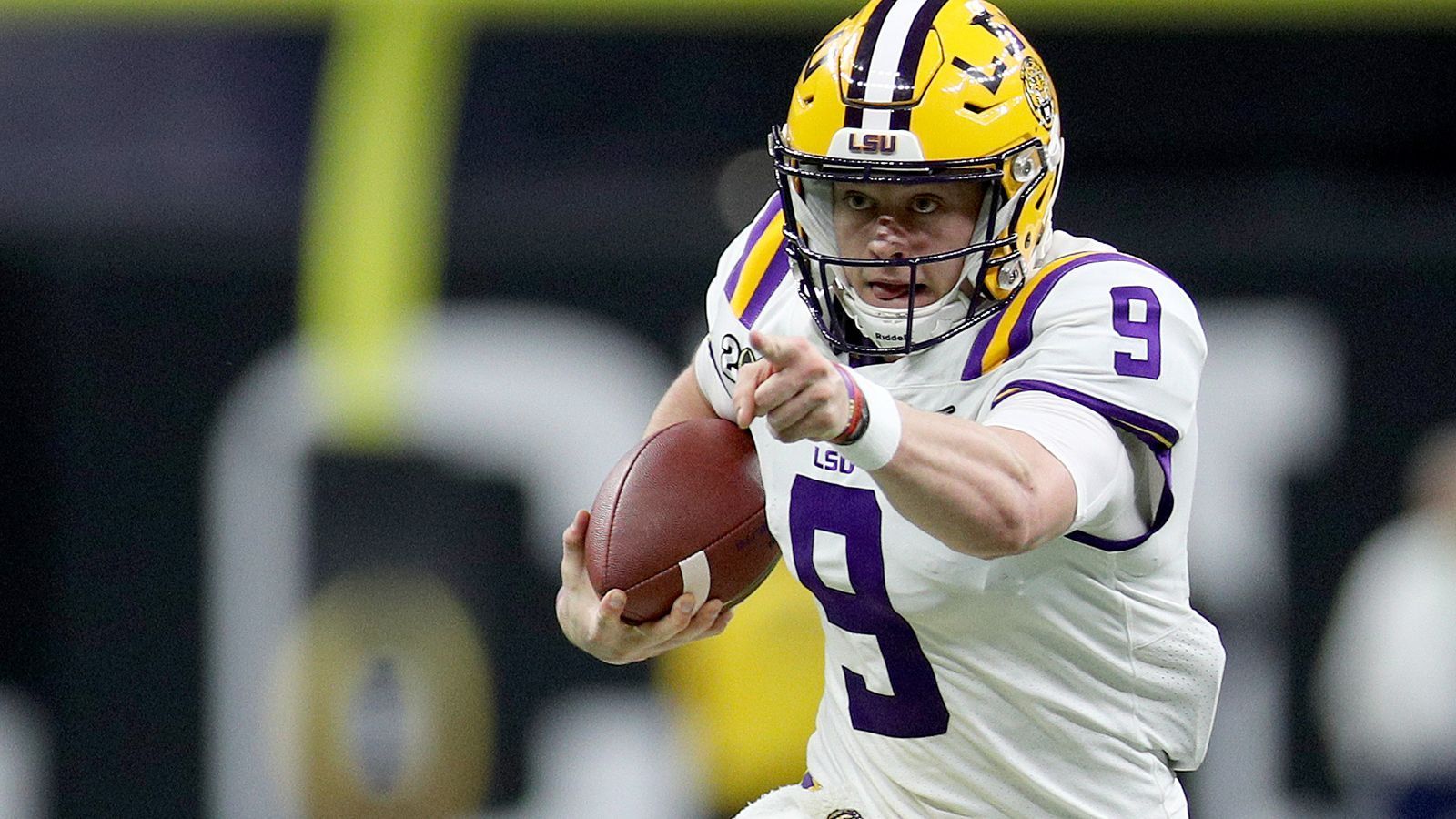 
                <strong>LSU mit College-Rekorden</strong><br>
                Der amtierende College-Champion war auch beim Draft nicht zu stoppen: Gleich 14 Spieler der LSU sind 2020 gepickt worden. Damit stellt die Louisiana State University, von der auch Top-Pick Joe Burrow (Foto) stammt, den All-Time-Rekord der Ohio State aus dem Jahr 2004 ein. Auch zehn LSU-Picks in den ersten drei Draft-Runden sind ein egalisierter Rekord, auch hier teilt sich die LSU den Rekord mit Ohio State (2016).
              