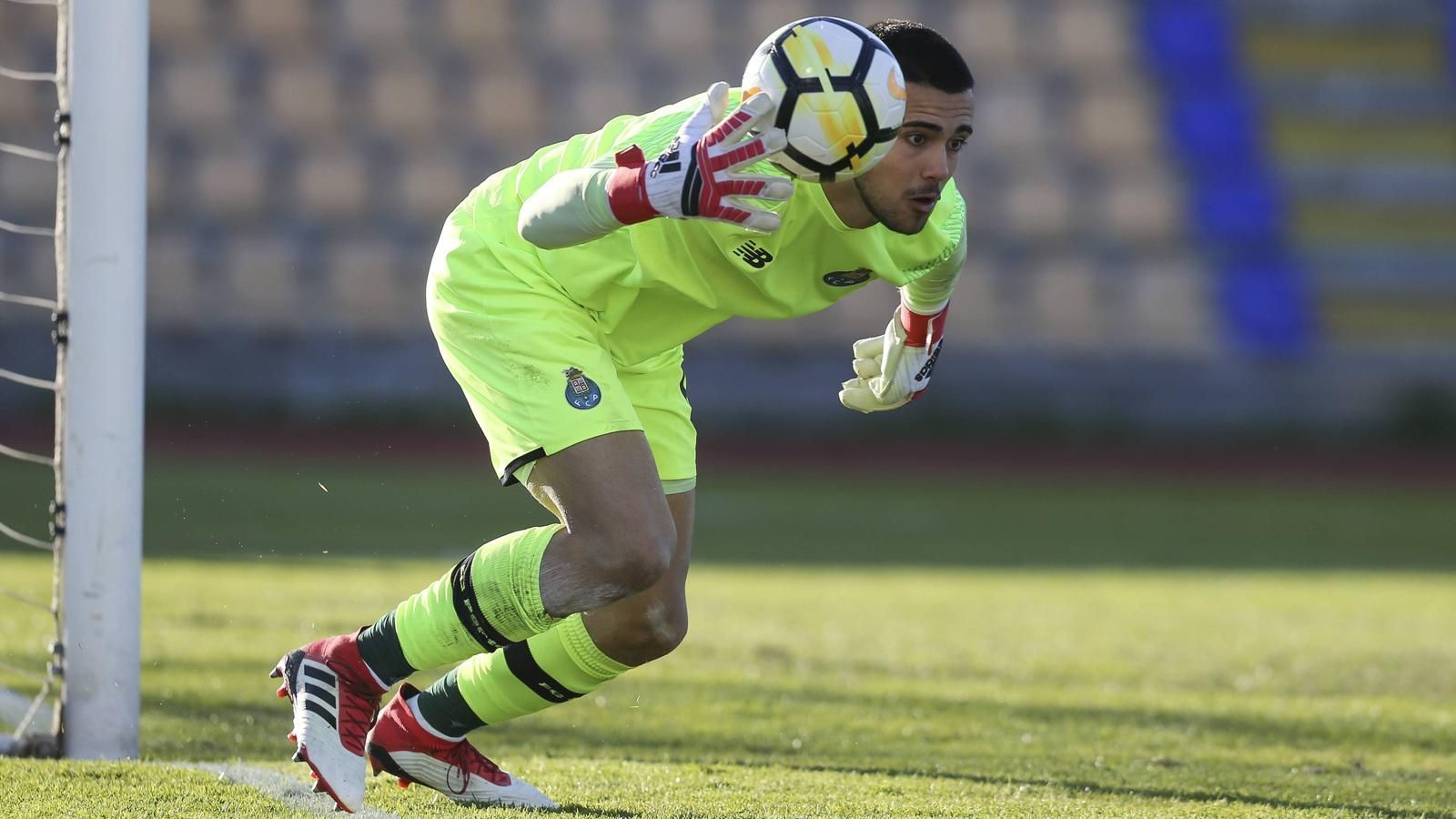 
                <strong>Diogo Costa (Portugal)</strong><br>
                Diogo Costa steht beim portugiesischen Hauptstadt-Klub Porto im Tor. Bisher kam der 18-Jährige nur in der Reservemannschaft zum Einsatz. In der Youth League verpasste er vergangene Spielzeit mit dem FC Porto denkbar knapp das Finale. Im Halbfinale scheiterten sie erst im Elfmeterschießen am FC Chelsea.
              