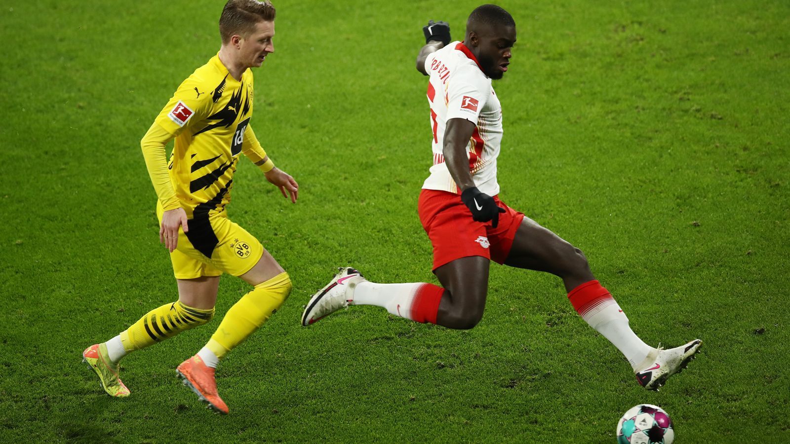 
                <strong>Dayot Upamecano</strong><br>
                Überragende erste Halbzeit des 22-Jährigen. Lässt Haaland durch die Mitte nicht zur Entfaltung kommen und zwingt diesen immer wieder raus auf die Seite. Gewinnt nahezu jeden Zweikampf und bleibt fehlerfrei. Beim Gegentor von Sancho wie der Rest der Abwehr überrannt. Durch gutes Stellungsspiel verhindert er im Anschluss weitere Gegentore. Beim dritten Gegentor sieht er dann unglücklich aus, als er Haaland aus den Augen verliert. ran.de-Note: 2
              