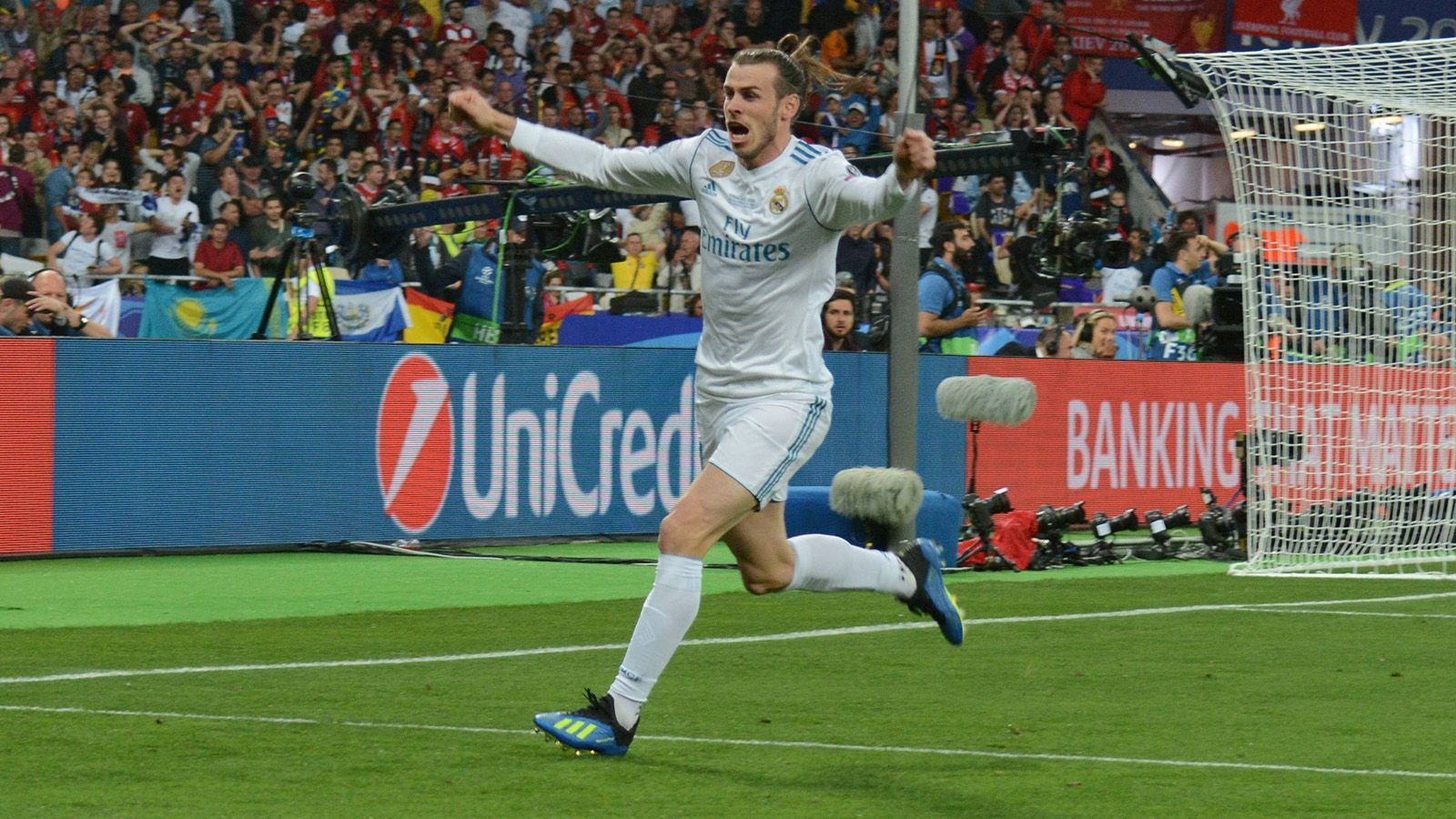
                <strong>Platz 9: Gareth Bale</strong><br>
                Im Sommer 2014 wurde lange spekuliert, ob Gareth Bale einen neuen Ablöserekord aufstellen würde. Mittlerweile ist bekannt, dass der Waliser Real Madrid insgesamt 101 Millionen Euro gekostet hatte, die Tottenham Hotspur kassierte.
              