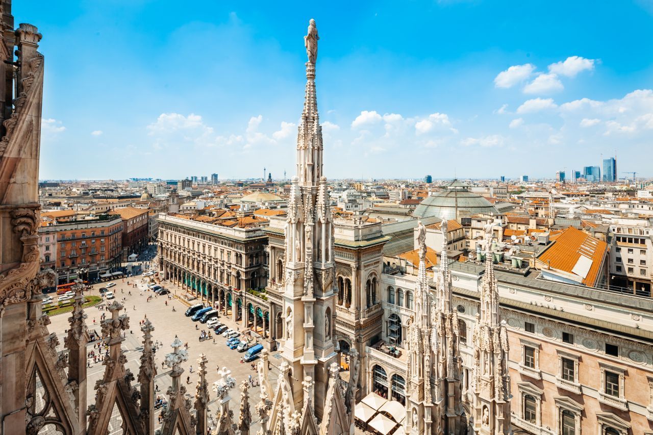 Benvenuti a milano! In Mailand warten auf Sightseeing-Fans zahlreiche Klassiker, darunter der Dom, die Oper und das Castello Sforzesco. Die Victor-Emanuel-Galerie aus dem 19. Jahrhundert beherbergt Designer-Läden - von Armani bis Versace. Günstiger wird's auf dem Fiera die Sinigaglia (Ripa di Porta Ticinese), dem (!) Markt für Vintage-Klamotten. Bohéme-Flair gibt's im Künstlerviertel Brera mit seiner berühmten Pinakothek. Ein