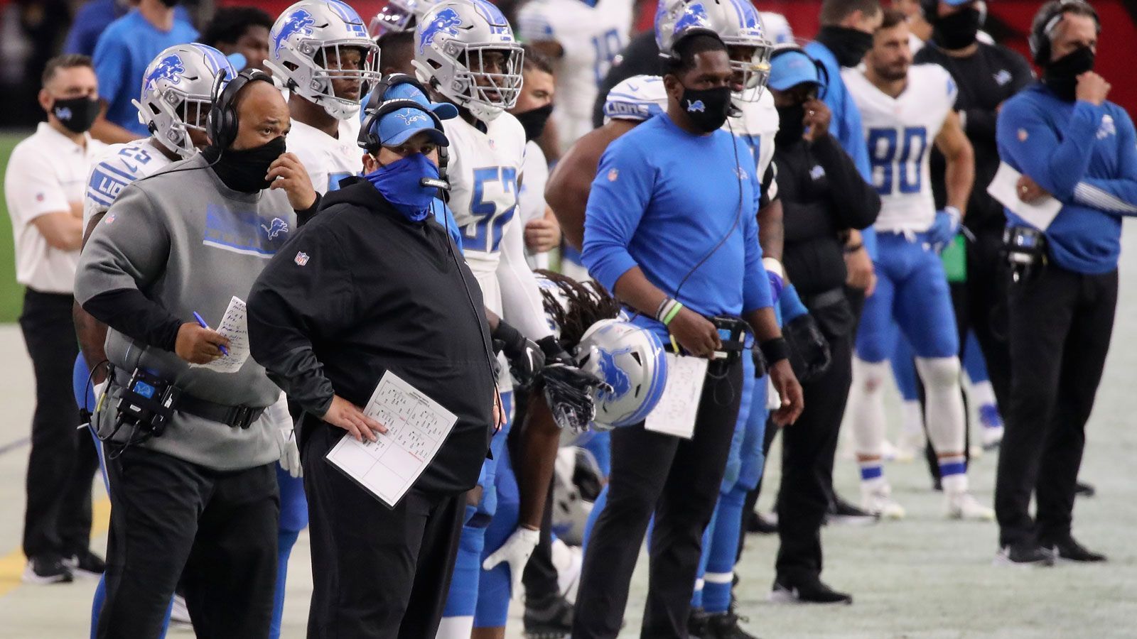 
                <strong>Detroit Lions</strong><br>
                Bei den Detroit Lions muss Everson Griffen derzeit als Teil der Covid-Liste zuschauen. Zuvor war das Team weitgehend unbeschadet durch die Saison gekommen, doch vor Week 9 musste Matthew Stafford auf die Covid-19-Liste gesetzt werden - laut "ESPN" war der Quarterback als nahe Kontaktperson eines Infizierten eingeordnet worden, der nicht dem Umfeld des Klubs angehört. Nach einer Woche Isolation durfte Stafford wieder mitmischen. Wenige Tage zuvor war bereits Linebacker Jarrad Davis auf der Liste gelandet. Dort befanden sich zudem schon einmal Stafford - wegen eines falsch positiven Tests - und die Tight Ends T.J. Hockenson bzw. Isaac Nauta, Receiver Kenny Golladay, die Defensive Backs Jalen Elliott, Amani Oruwariye und Juston Coleman sowie Punter Arryn Siposs.
              