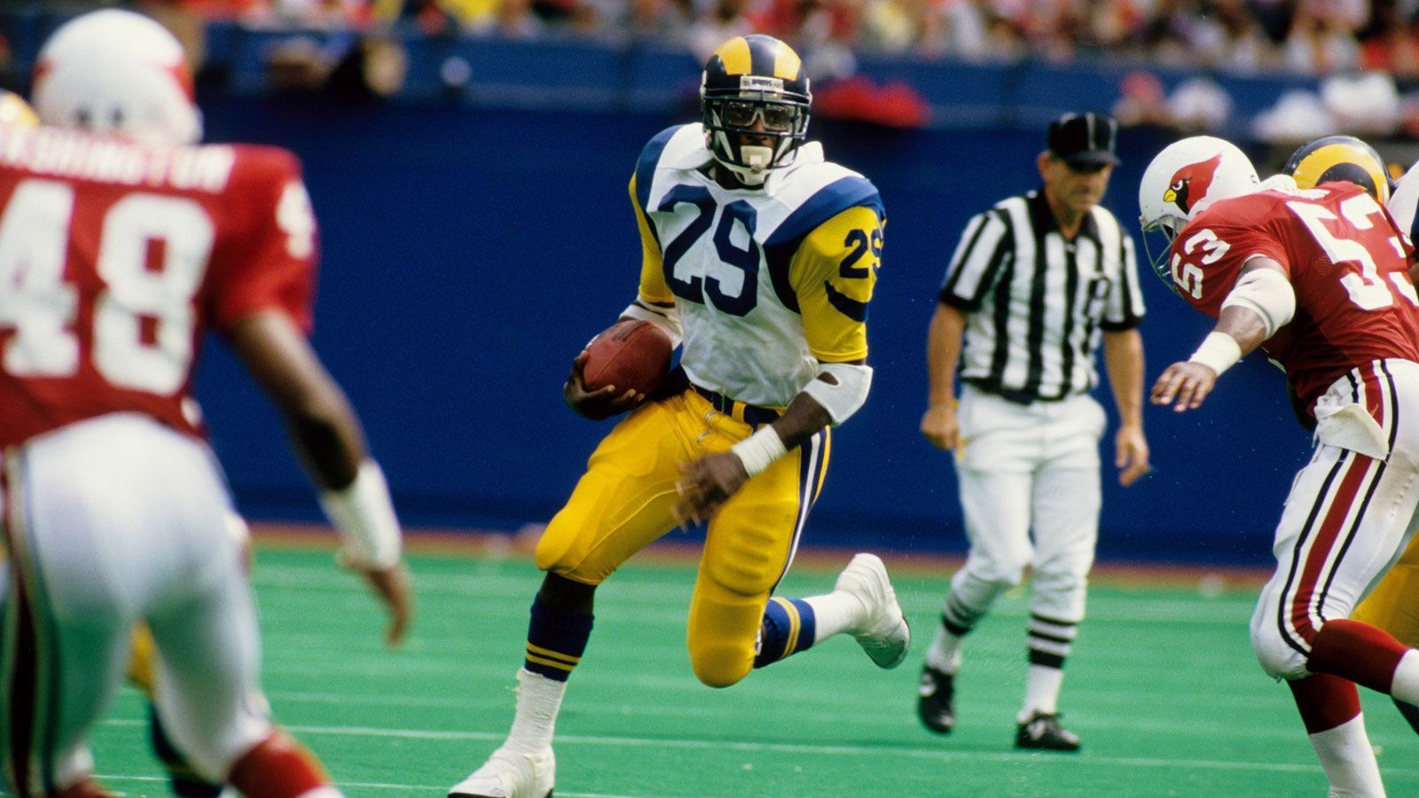 
                <strong>5. Platz: Eric Dickerson</strong><br>
                &#x2022; In der NFL aktiv: 1983-1993<br>&#x2022; Teams: Los Angeles Rams, Indianapolis Colts, Los Angeles Raiders (heute Las Vegas Raiders), Atlanta Falcons<br>&#x2022; Super-Bowl-Siege: 0<br>&#x2022; Rushing Yards (Regular Season): 13.259<br>&#x2022; Rushing Touchdowns (Regular Season): 90<br>
              