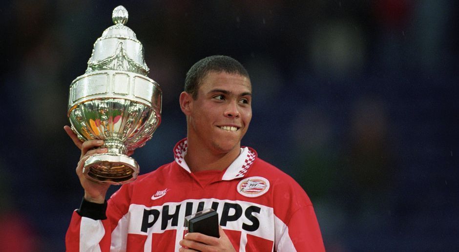 
                <strong>Ronaldo</strong><br>
                Angriff: Ronaldo. Der Mittelstürmer wagte 1994 den Schritt aus Brasilien nach Europa und spielte zwei Jahre für die PSV. Der niederländische Klub zahlte dafür umgerechnet rund 5,5 Millionen Euro Ablöse. Ronaldo schoss im Gegenzug in seinen 54 Einsätzen 51 Tore, machte sich allein dafür bezahlt und weckte gleichzeitig das Interesse der Top-Klubs. 1996 lockte ihn dann der FC Barcelona und Eindhoven kassierte für den Deal umgerechnet rund 15 Millionen Euro. Mit der PSV gelang dem Brasilianer nur ein Titelgewinn im niederländischen Pokalwettbewerb.
              