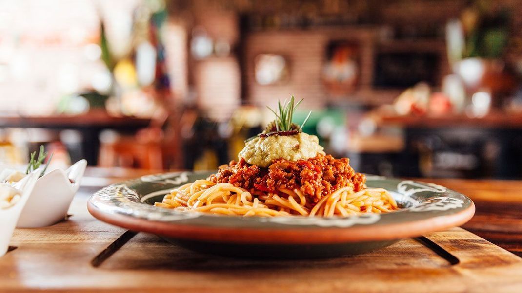 Gibt es jemanden, der Spaghetti Bolognese nicht mag? Wir kennen niemanden! Das Klassiker-Pastagericht ist in 10 Minuten vorbereitet und schon kann es in den Ofen.