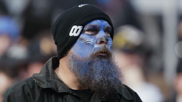 
                <strong>Carolina Panthers</strong><br>
                Süß! Dieser harte Bursche hat sich sogar die Gesichtshaare des Panthers aufmalen lassen. Dabei hätte wohl seine eigene Gesichtsbehaarung schon genügt.
              