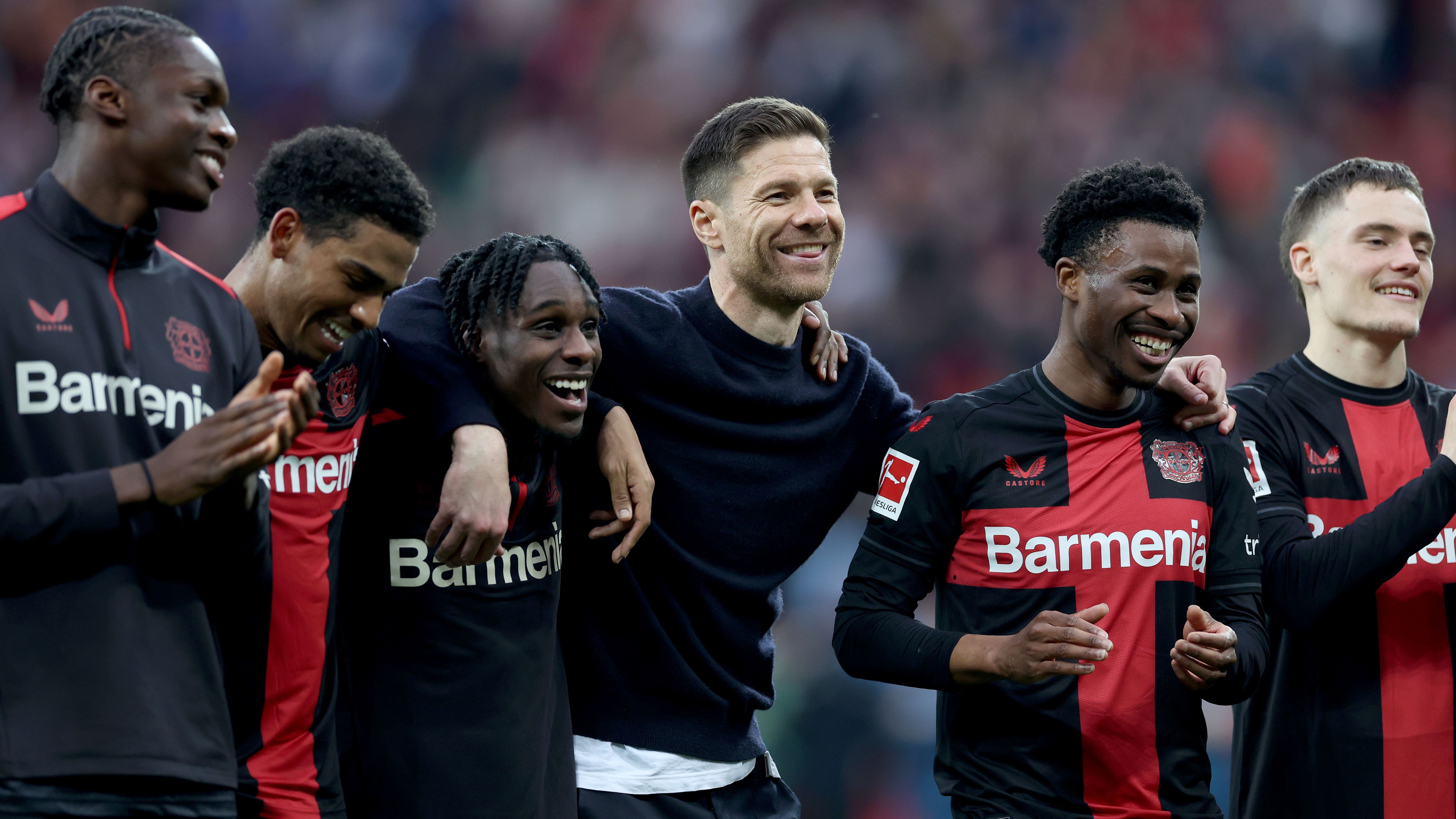 <strong>Bayer Leverkusen (Deutschland)</strong><br>Als erstes Team konnte sich Bayer Leverkusen für die Champions-League-Ligaphase 2024/25 qualifizieren. Die Mannschaft von Trainer Xabi Alonso war schon nach 27 Bundesliga-Partien nicht mehr von den ersten vier Plätzen zu verdrängen und somit fix für die Königsklasse qualifiziert. Am Saisonende stand der nationale Doublesieg - ohne eine einzige Niederlage.