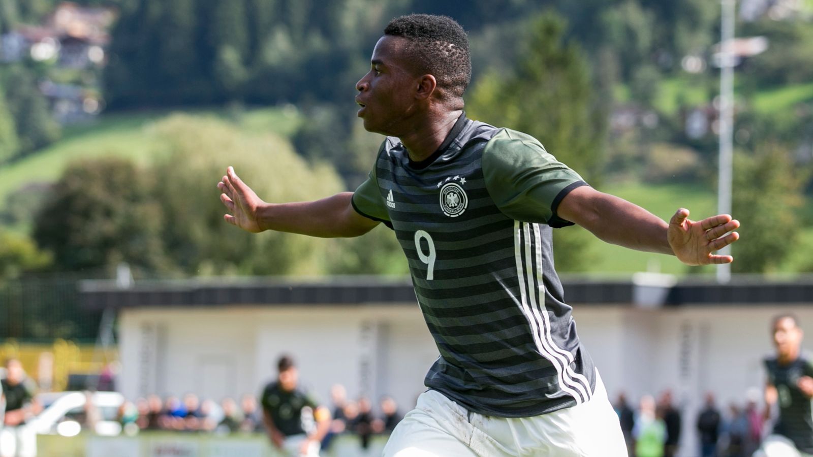 
                <strong>Youssoufa Moukoko gibt DFB-Comeback: Seine Mega-Zahlen der Saison</strong><br>
                Youssoufa Moukoko streift sich wieder das DFB-Trikot über. Zweieinhalb Jahre nach seinem letzten Auftritt für die U16, soll das 15-jährige BVB-Wunderkind nun wieder für Deutschland auflaufen. Wie der DFB bestätigt, wurde das Mega-Talent von Nationaltrainer Guido Streichsbier für den Kader der deutschen U19 berufen. Anfang März soll er zunächst an einem Trainingslehrgang in Herzogenaurauch teilnehmen, drei Wochen später dann den deutschen Nachwuchs in der EM-Qualifikation gegen Wales, Österreich und Serbien (25. bis 31.3.) zur U19-Europameisterschaft schießen. ran.de fasst die unglaubliche Saison des Teenagers zusammen.Die Spiele der deutschen Junioren live auf ProSieben MAXX und ran.de.
              