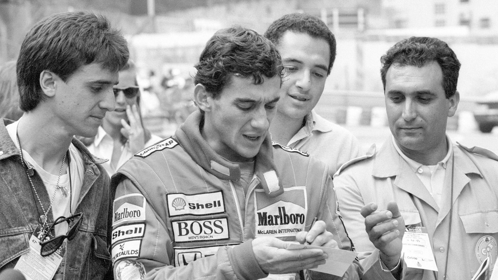 
                <strong>Ayrton Senna: Als die Formel 1 ihre Seele verlor</strong><br>
                Diese Aura, die man hat oder eben nicht. Energie, ein kindlicher Enthusiasmus. Der Physiotherapeut Josef Leberer sagt über seinen Freund Senna, er sei ein "herausragender Sportler" und ein "einfühlsamer Mensch" gewesen.
              