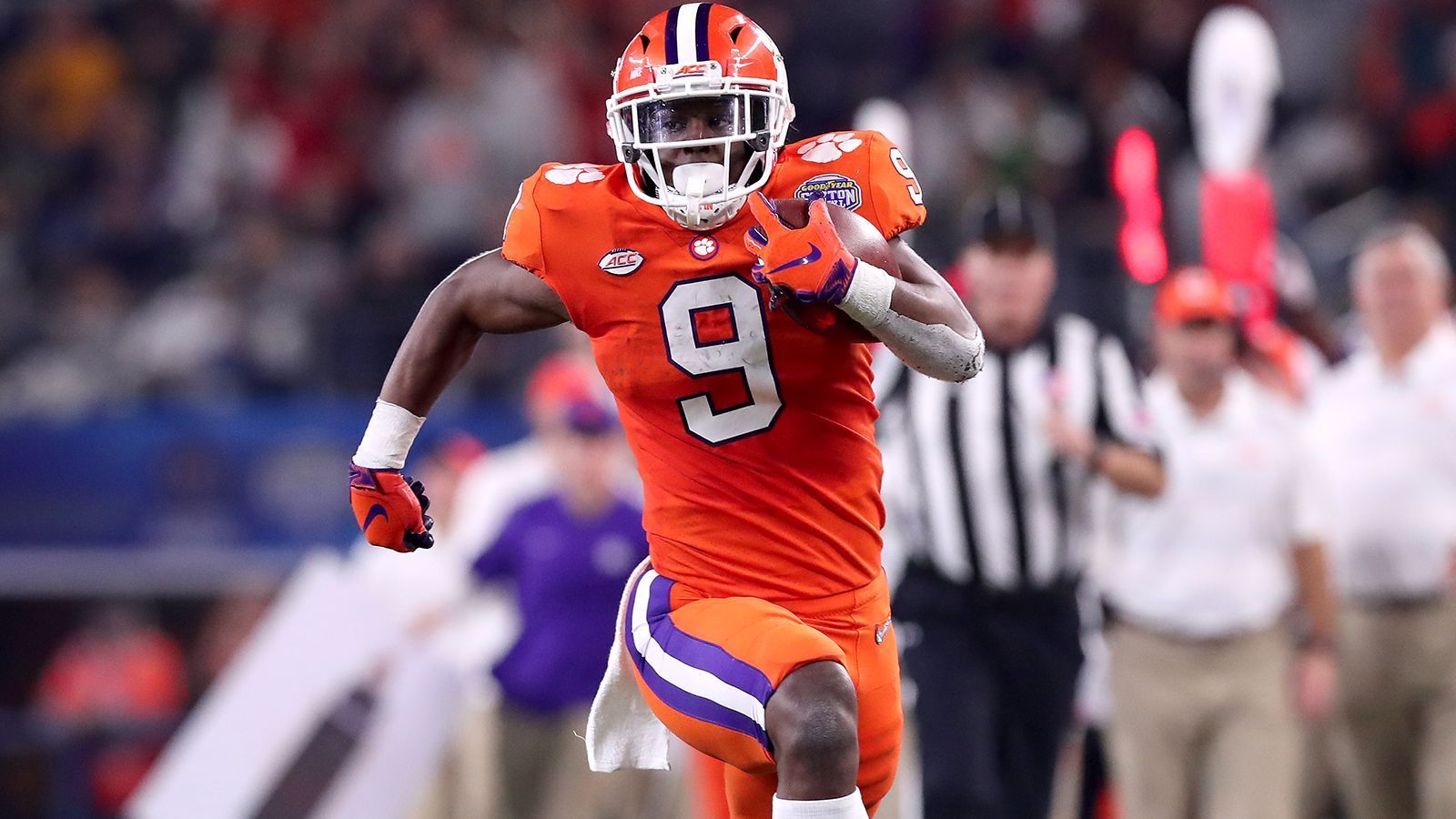 
                <strong>Travis Etienne, Running Back, Clemson</strong><br>
                Rekordbrechende 7,8 Yards pro Laufversuch standen auf dem Konto des Running Backs nach der Saison 2019/20. Travis Etienne zeigte, dass er sowohl als Läufer, als auch als Passempfänger effektiv sein kann. Vergangene Spielzeit sammelte er über 2.000 Yards. Umso überraschender, dass er sich nicht bereits im NFL Draft 2020 meldete, sondern sich für eine Rückkehr zu den Clemson Tigers entschied.
              