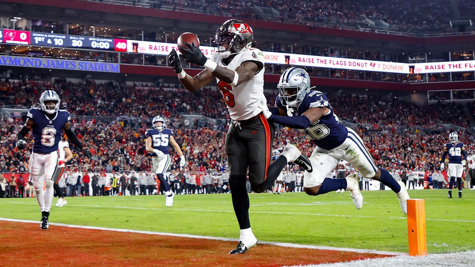 <strong>WR Julio Jones (letztes Team: Tampa Bay Buccaneers)</strong><br>
                Verletzungen warfen Julio Jones in den vergangenen Jahren immer wieder aus der Bahn. Auch deshalb sammelte der siebenmalige Pro Bowler in den vergangenen beiden Spielzeiten zusammen lediglich knapp 800 Receiving Yards. Findet er ein neues Team?