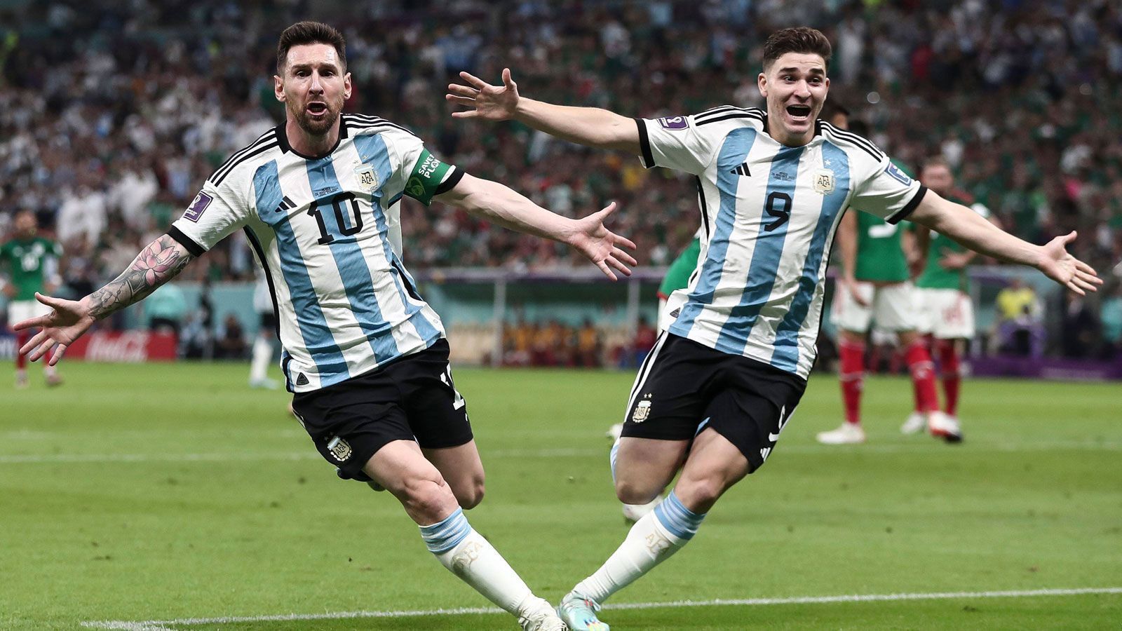 
                <strong>Erkenntnis V: Argentinien kommt nach der Pause auf Touren</strong><br>
                Nach der Pause zeigt die "Albiceleste" ein ganz anderes Gesicht. Plötzlich reißen Messi & Co. den bis dato müden Kick an sich und nehmen ihr Herz damit selbst in die Hand. Im zweiten Durchgang unterstreicht Argentinien seine Favoritenrolle gegen eine zumindest unangenehme Mannschaft. So ergeben sich auch die Torchancen.
              