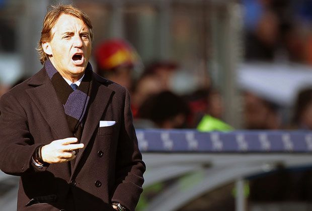 
                <strong>Roberto Mancini</strong><br>
                Trainer Roberto Mancini erlebt seine zweite Amtszeit als Inter-Coach. In seiner ersten Periode bei den Mailändern waren die Nerazzurri ein Topteam, dieses Mal muss es der 50-Jährige erst wieder dazu machen. Sein Vertrag läuft bis 2017.
              
