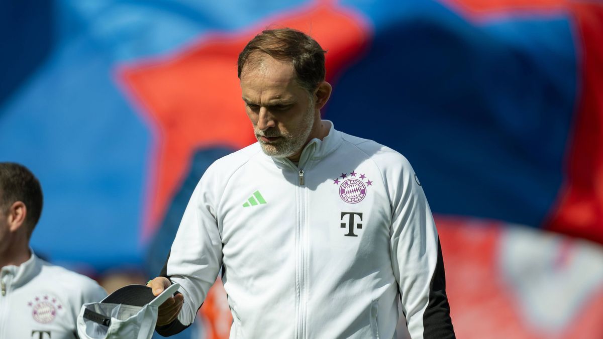 Thomas Tuchel (FC Bayern Muenchen, Chef-Trainer), nimmt den Hut GER, FC Heidenheim 1846 (FCH) vs. FC Bayern Muenchen, Fussball, Bundesliga, 28. Spieltag, Spielzeit 2023 2024, 06.04.2024, DFB DFL re...