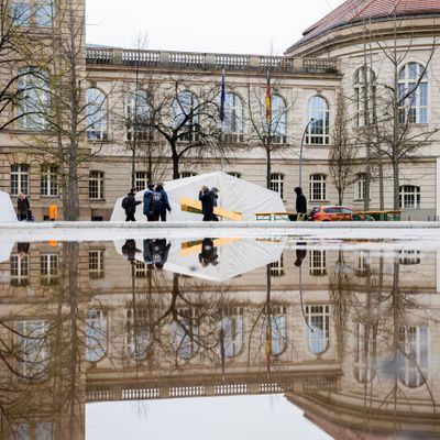 Aktivisten der Klimagruppe Extinction Rebellion bauen ein Protestcamp im Invalidenpark.