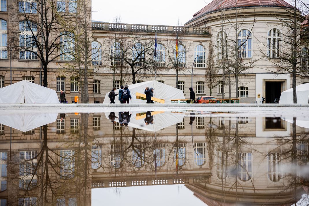 Aktivisten der Klimagruppe Extinction Rebellion bauen ein Protestcamp vor dem Bundesministerium für Wirtschaft und Klimaschutz auf. 