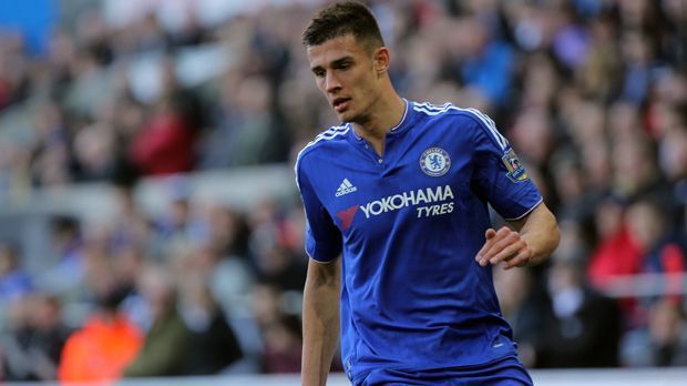 
                <strong>Matt Miazga</strong><br>
                Matt Miazga: Weil die Frankfurter Innenverteidiger Marco Russ und Bamba Anderson noch längere Zeit fehlen, suchen die Hessen fieberhaft nach einem Innenverteidiger und sehen sich wohl - welch eine Überraschung - erneut auf den Ersatzbänken von Europas Elite-Klubs um. Laut "Sport Bild" plant die Eintracht Chelseas Matt Miazga auszuleihen. Der US-Amerikaner wechselte im Januar 2016 von den New York Red Bulls nach London, konnte sich aber ob der namhaften Konkurrenz nicht durchsetzen. Ein klarer Fall für eine Leihe des 21-Jährigen nach Frankfurt, oder?
              