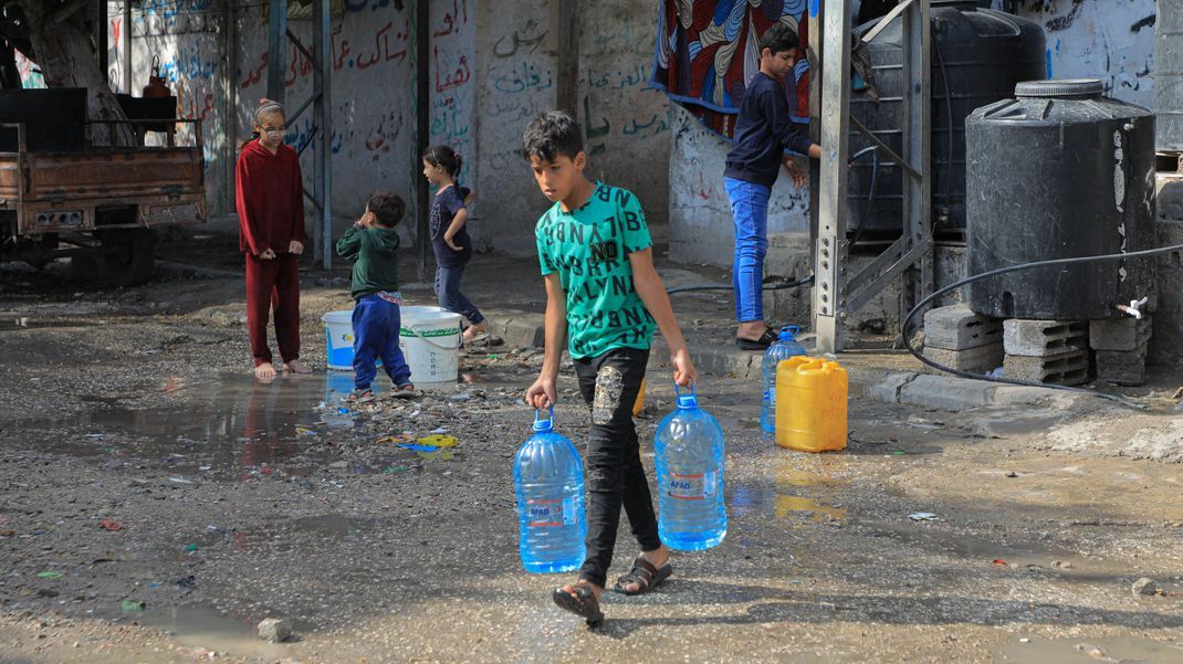 Kinder holen Wasser in der Stadt Rafah im südlichen Gazastreifen.&nbsp;