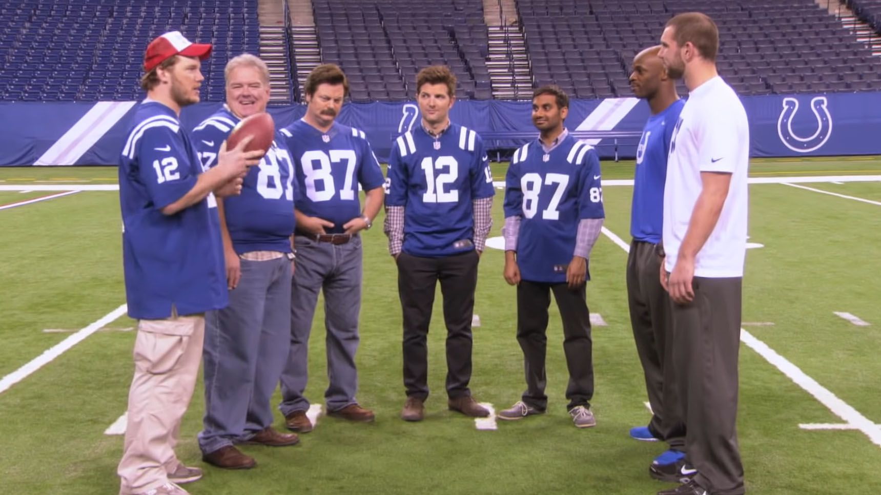 
                <strong>Indianapolis Colts - Andy Dwyer ("Parks and Recreation")</strong><br>
                "Parks and Recreation" ist eine der erfolgreichsten Comedy-Serien der vergangenen Jahre und spielt im US-Bundesstaat Indiana. Kein Wunder, dass Andy Dwyer (l., gespielt von Chris Pratt) ein glühender Fan der Indianapolis Colts ist und dank guter Kontakte seinen Junggesellabschied im Lucas Oil Stadium feiern darf. Doch damit nicht genug: Erst überreicht Colts-Owner Jim Irsay der Gruppe Trikots und dann schauen auch noch Ex-Receiver Reggie Wayne und der ehemalige Quarterback Andrew Luck (r.) vorbei, der Andy sogar einen Touchdown zuwirft.Andys Junggesellenabschied: https://www.youtube.com/watch?v=y4KIm9y6Rss
              