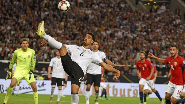 
                <strong>Sami Khedira</strong><br>
                Der Routinier von Juventus Turin kam nach einer Stunde für Rudy ins Spiel. Sami Khedira fügte sich problem- und nahtlos in die ganz starke deutsche Mannschaft ein. Er war immer wieder wichtige Anspielstation vor der Abwehr. So leitete er etwa auch das 6:0 durch Gomez mit ein. ran-Note: 2-
              