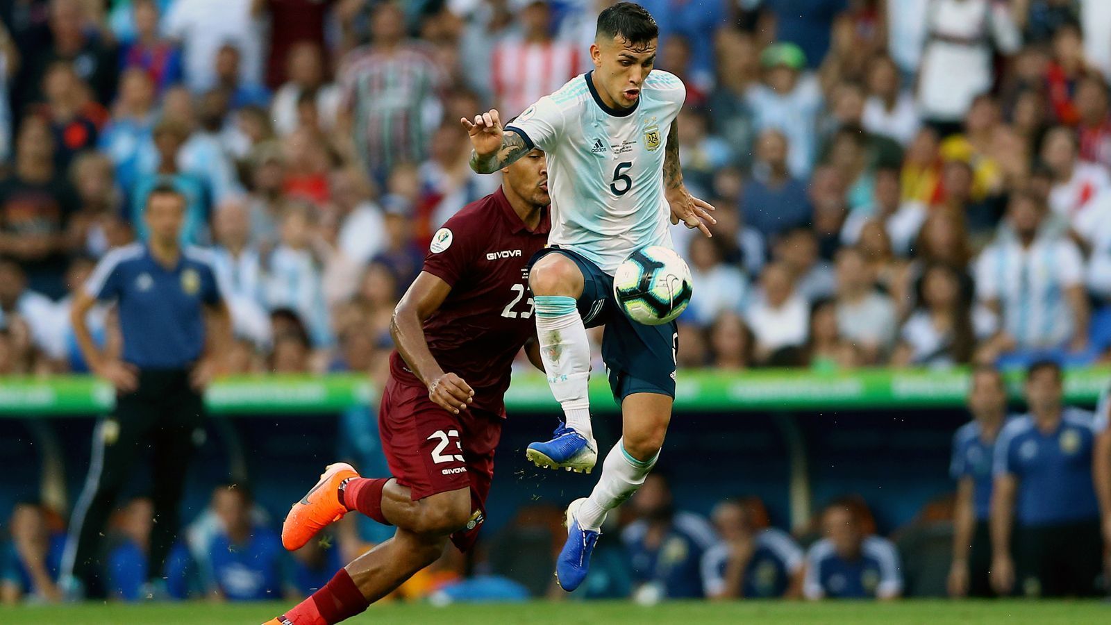 
                <strong>Mittelfeld - Leandro Paredes (Argentinien)</strong><br>
                Der 25 Jahre alte Mittelfeldspieler Leandro Paredes gehört zum festen Bestandteil der argentinischen Nationalmannschaft beim Neuaufbau nach der eher enttäuschenden WM 2018. Der Profi von Paris St. Germain absolvierte für den Dritten der Copa America alle sechs Begegnungen im defensiven Mittelfeld über die volle Distanz. 
              