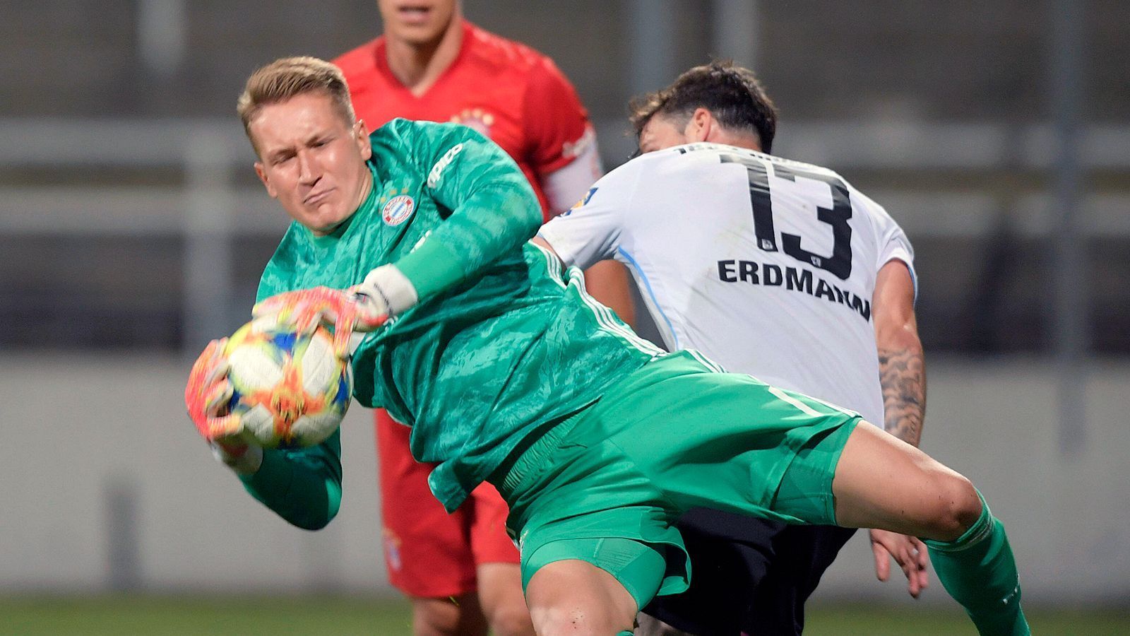 
                <strong>Ron-Thorben Hoffmann</strong><br>
                Auch der zweite Keeper des FC Bayern München II, Ron-Thorben Hoffmann, kam in der Meister-Saison in der 3. Liga zu elf Einsätzen. Der gebürtige Rostocker legte schon Anfang Januar klar die Karten auf den Tisch. "Wenn mich der FC Bayern als dritten Torhüter sieht und wir in der kommenden Saison in der 3. Liga spielen, bleibt Bayern eine Option für mich. Ansonsten bin ich weg. Dann möchte ich die Freigabe", stellte der 21-jährige Hoffmann in der "Bild"-Zeitung klar. Durch die Leihe von Früchtl könnte es durchaus mit einem Verbleib als dritter Torhüter klappen, zumal Hoffmann im Saisonfinish vom 30. Spieltag an immer für die Münchner Drittliga-Mannschaft zum Einsatz kam. Hoffmanns Vertrag läuft noch bis 2021. 
              